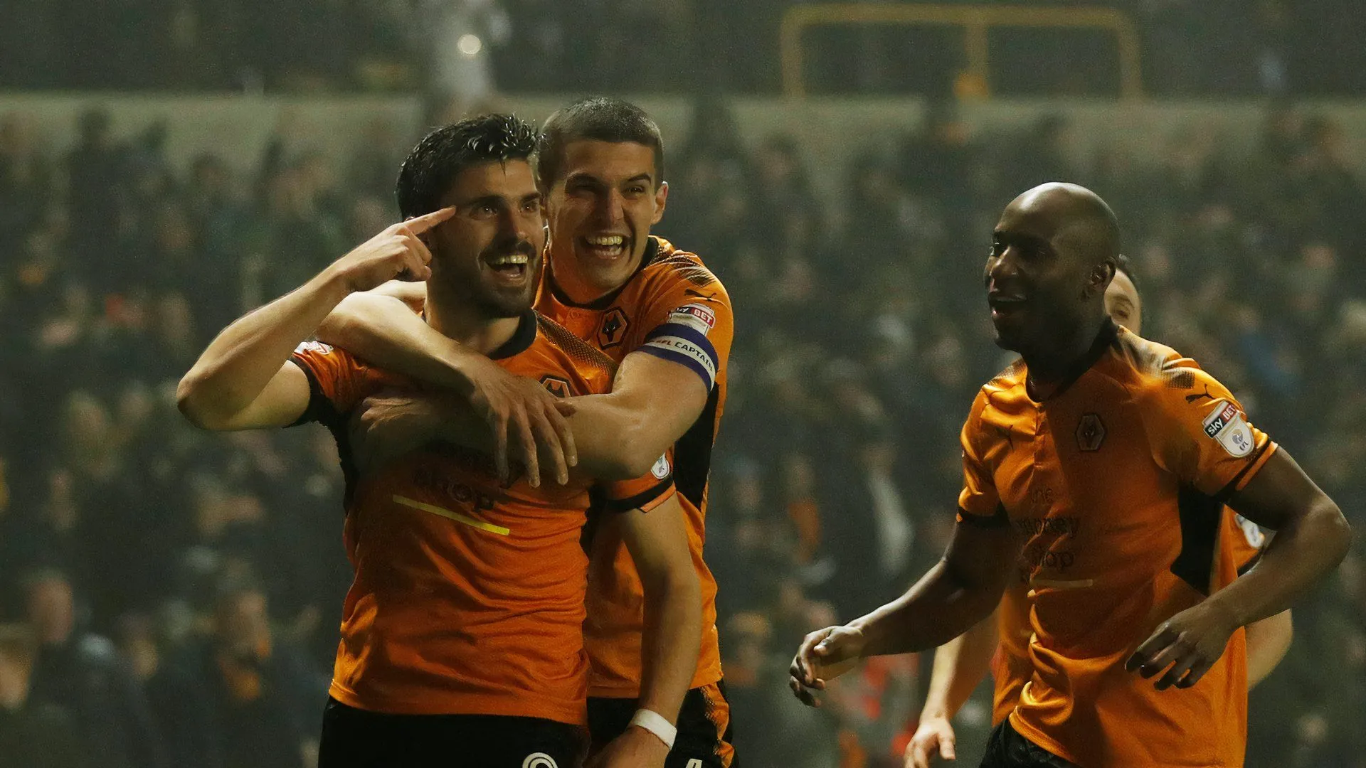 Ruben Neves với pha chuyền bóng đẳng cấp trong màu áo Wolves, biểu tượng một thời của Championship.