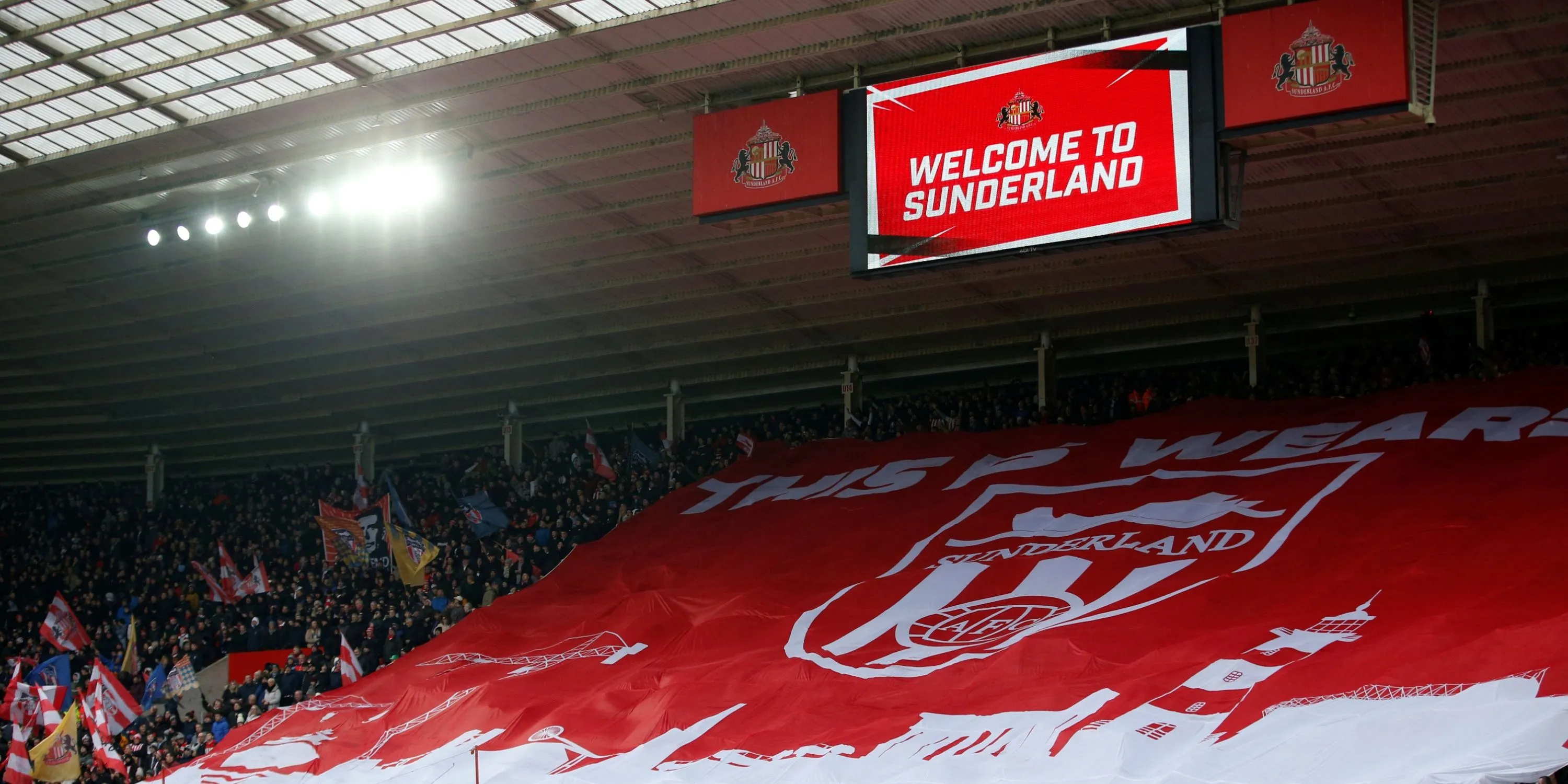 Sân vận động Ánh Sáng Stadium of Light lung linh, biểu tượng của câu lạc bộ Sunderland.