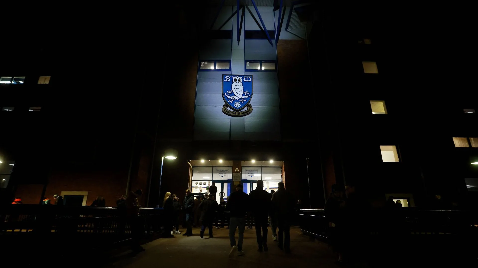 Sân vận động Hillsborough, mái nhà đang chịu giông bão của Sheffield Wednesday.
