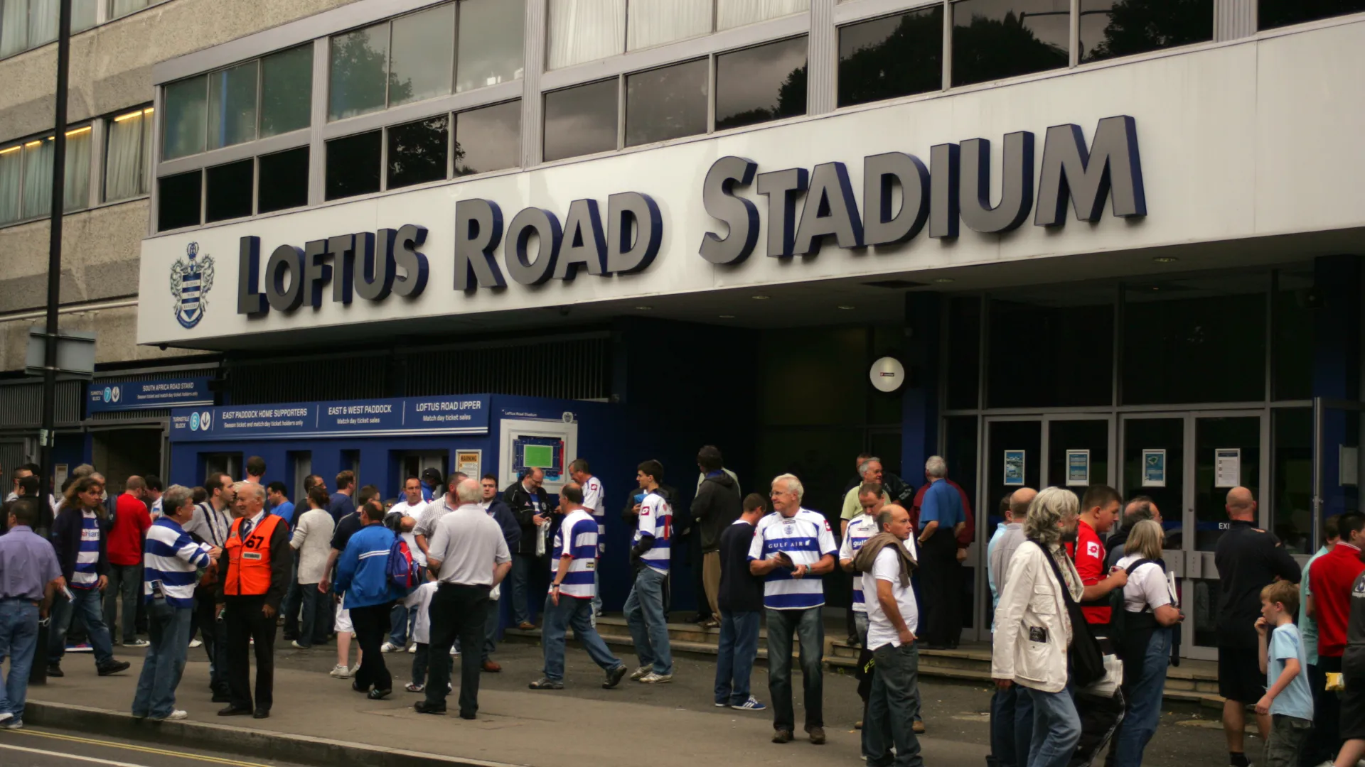 Sân vận động Loftus Road, mái nhà của Queens Park Rangers