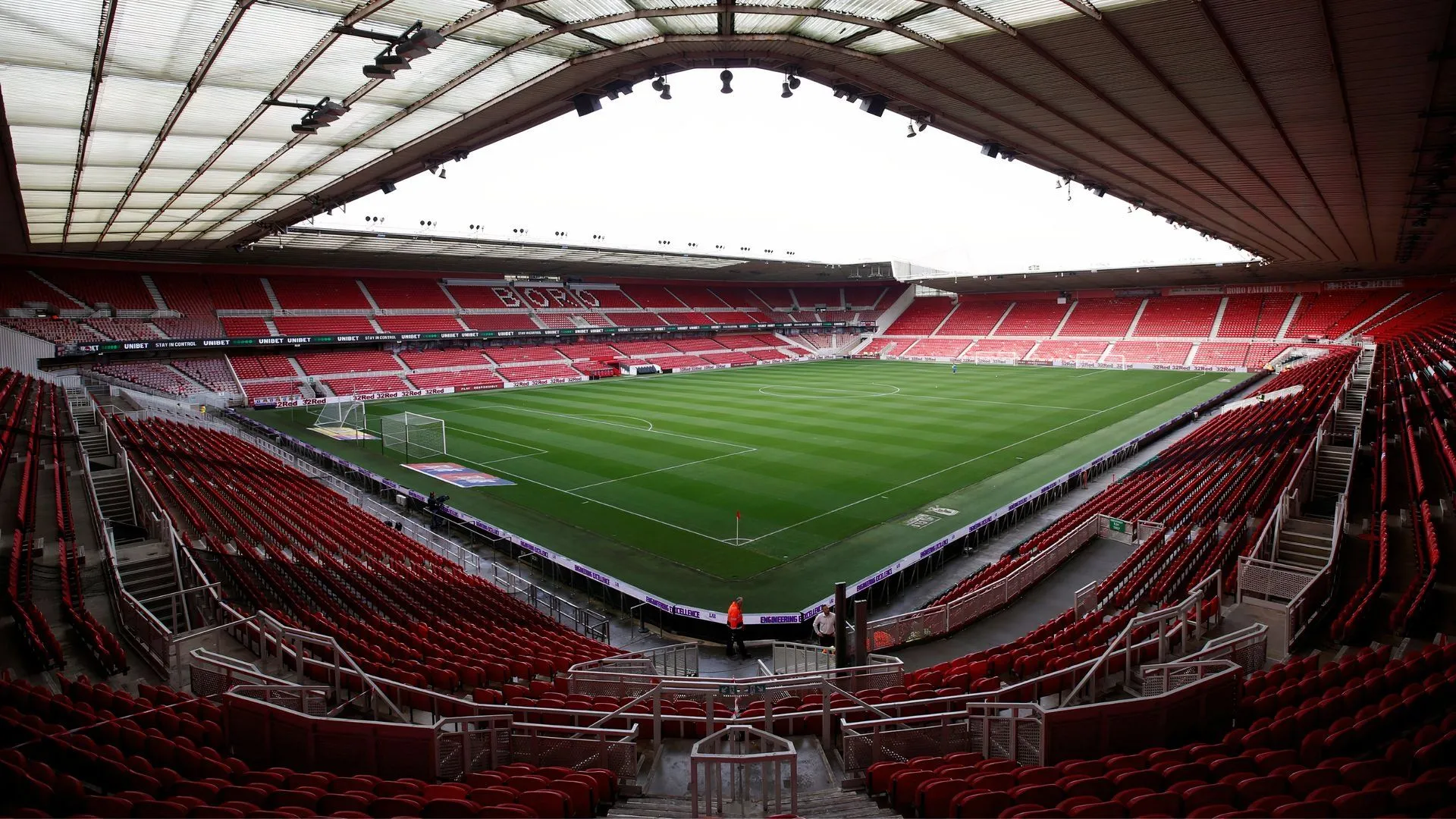 Sân vận động Riverside, biểu tượng của Middlesbrough và hy vọng mới cho Jayden Carbon