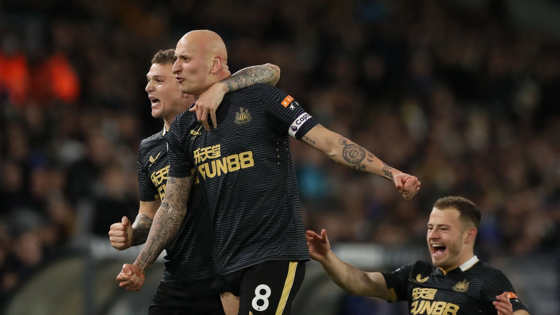 Shelvey ăn mừng bàn thắng cho Newcastle United