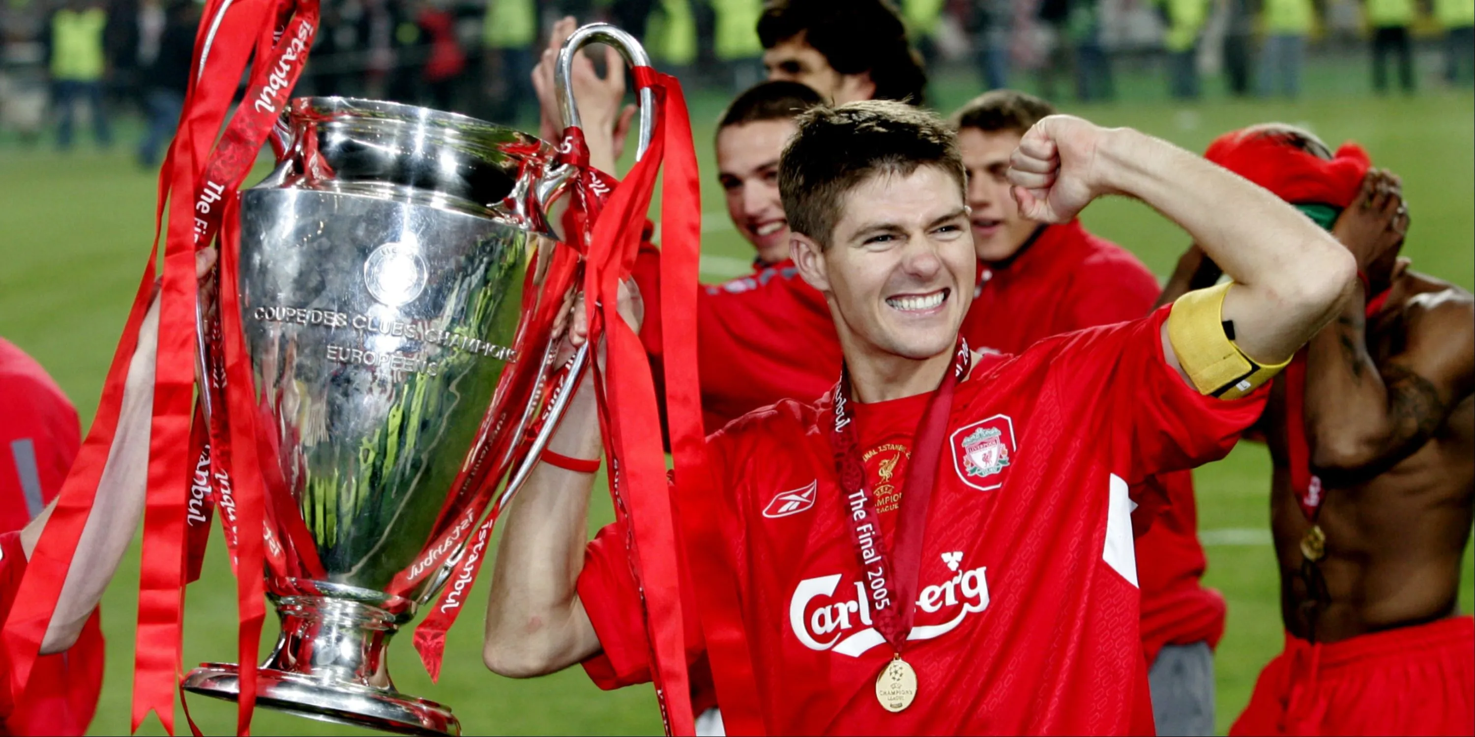 Steven Gerrard nâng cao cúp vô địch Champions League