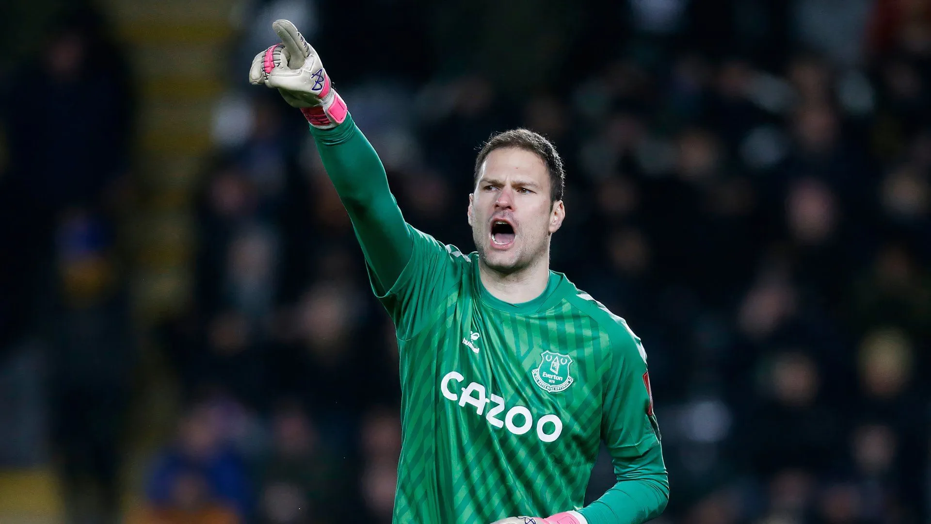 Thủ môn Asmir Begovic đang tập luyện, sẵn sàng cho thử thách mới cùng Leicester City.