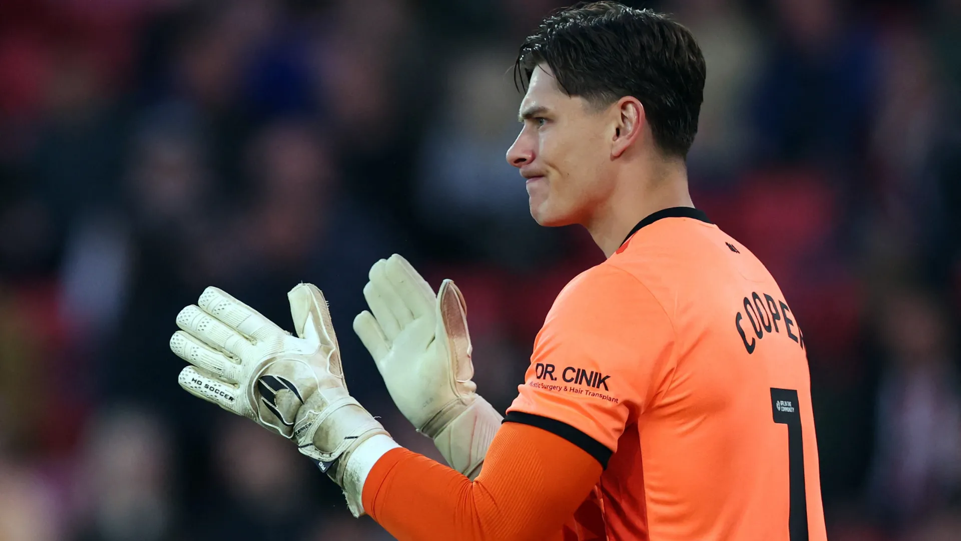 thủ môn Michael Cooper trong màu áo Sheffield United nhìn xa xăm trên sân cỏ