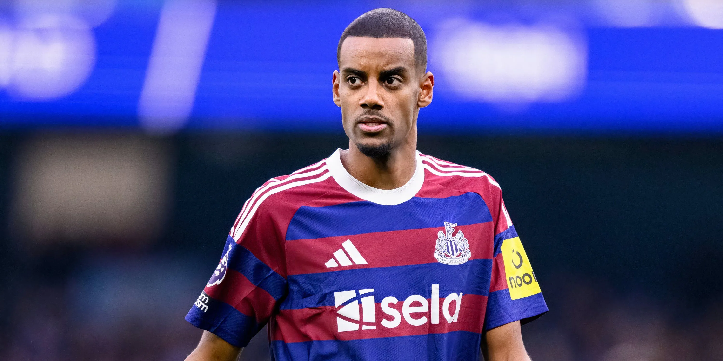Tiền đạo Alexander Isak trong màu áo Newcastle United thi đấu trên sân