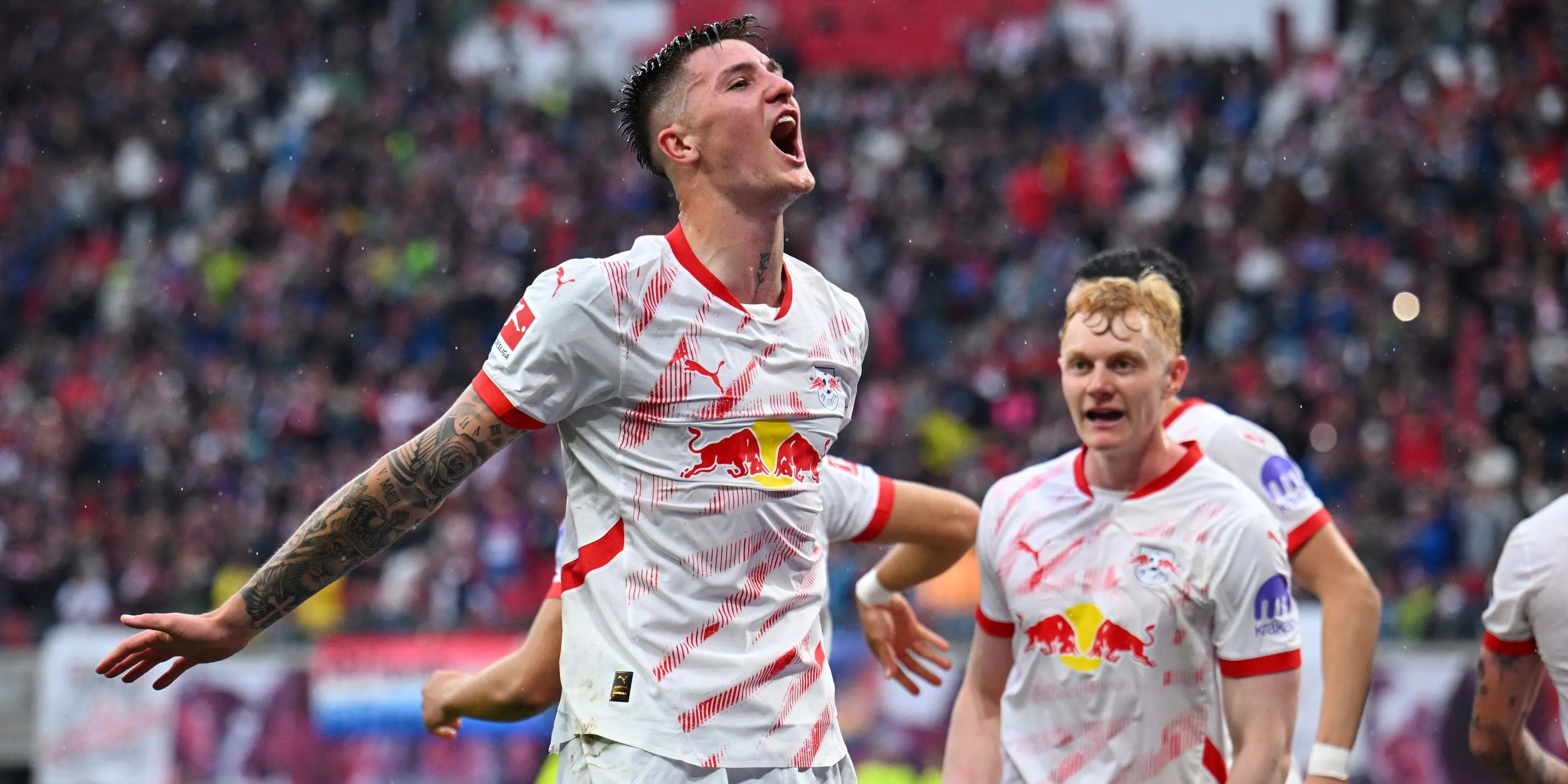 Tiền đạo Benjamin Sesko ăn mừng bàn thắng cùng Lukas Klostermann trong màu áo RB Leipzig