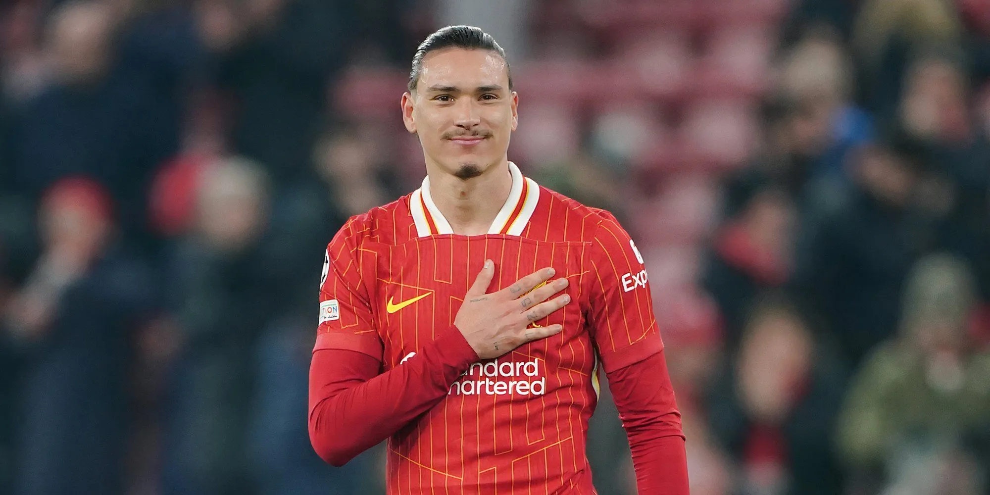 Tiền đạo Darwin Nunez của Liverpool đang tập trung trên sân