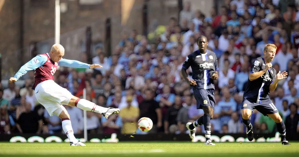Tiền đạo Dean Ashton trong màu áo West Ham United trước khi chấn thương ảnh hưởng sự nghiệp