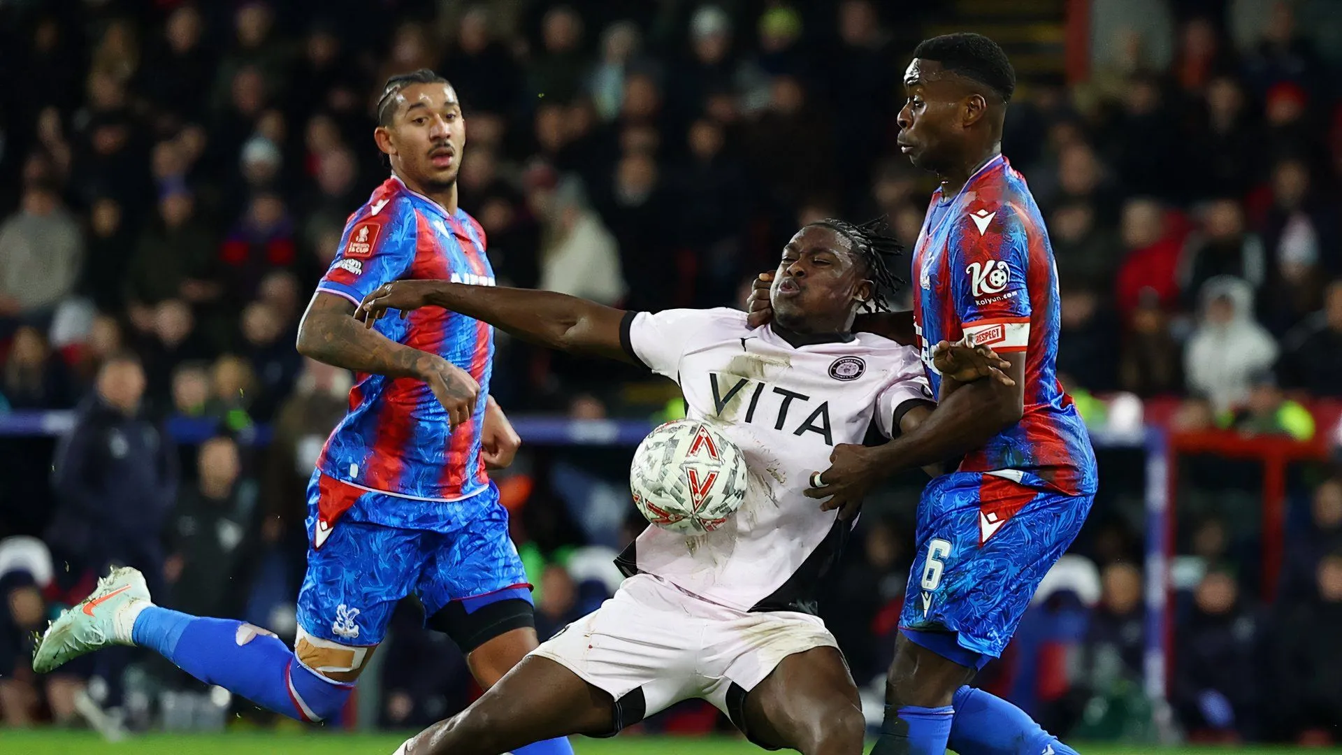 Tiền đạo Isaac 'Tanto' Olaofe trong màu áo Stockport County