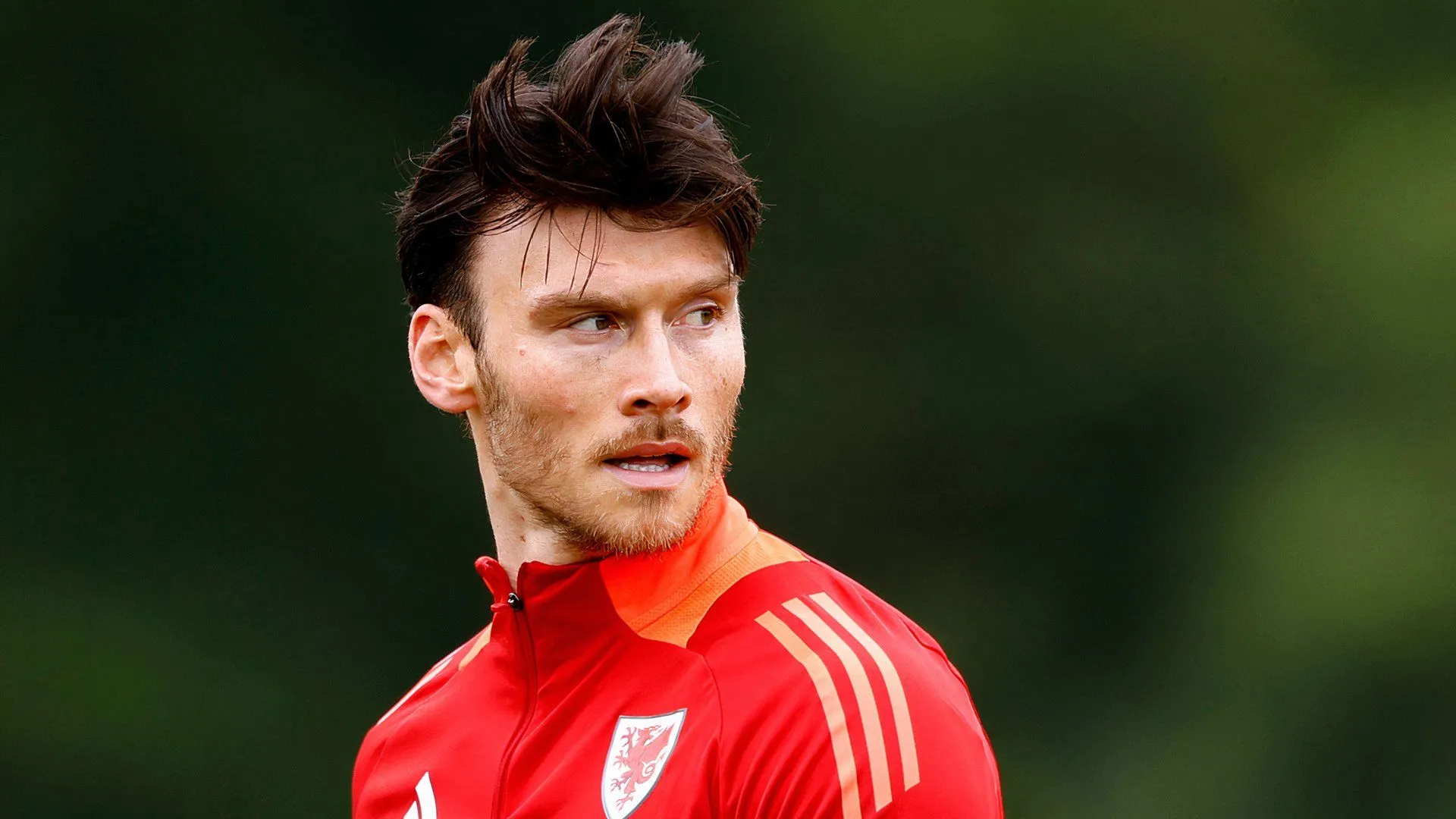 Tiền đạo Kieffer Moore trong màu áo ĐTQG Xứ Wales đầy ấn tượng.