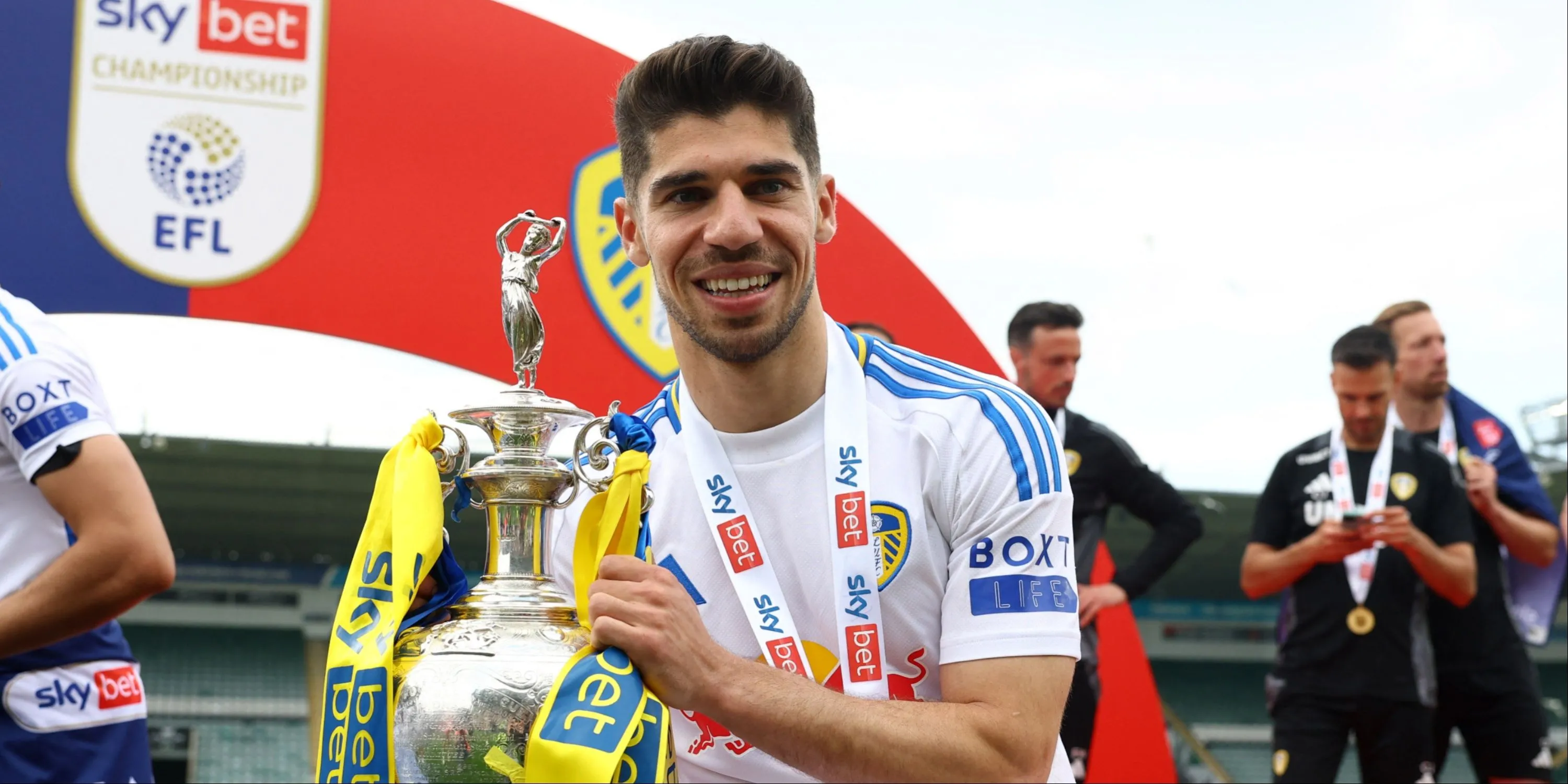 Tiền đạo Manor Solomon được liên hệ với Leeds United
