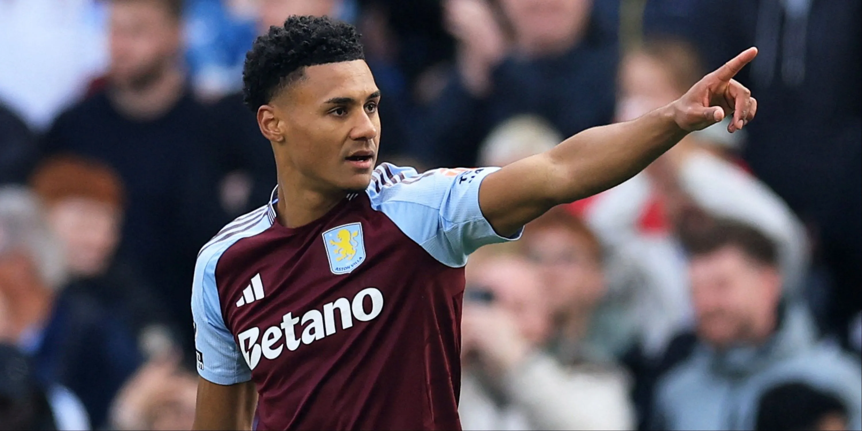 Tiền đạo Ollie Watkins của Aston Villa đang chỉ tay trên sân