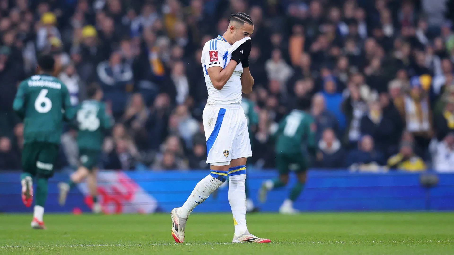 Tiền đạo trẻ Mateo Joseph trong màu áo Leeds United, nhân vật chính của tin tức chuyển nhượng gây chú ý.