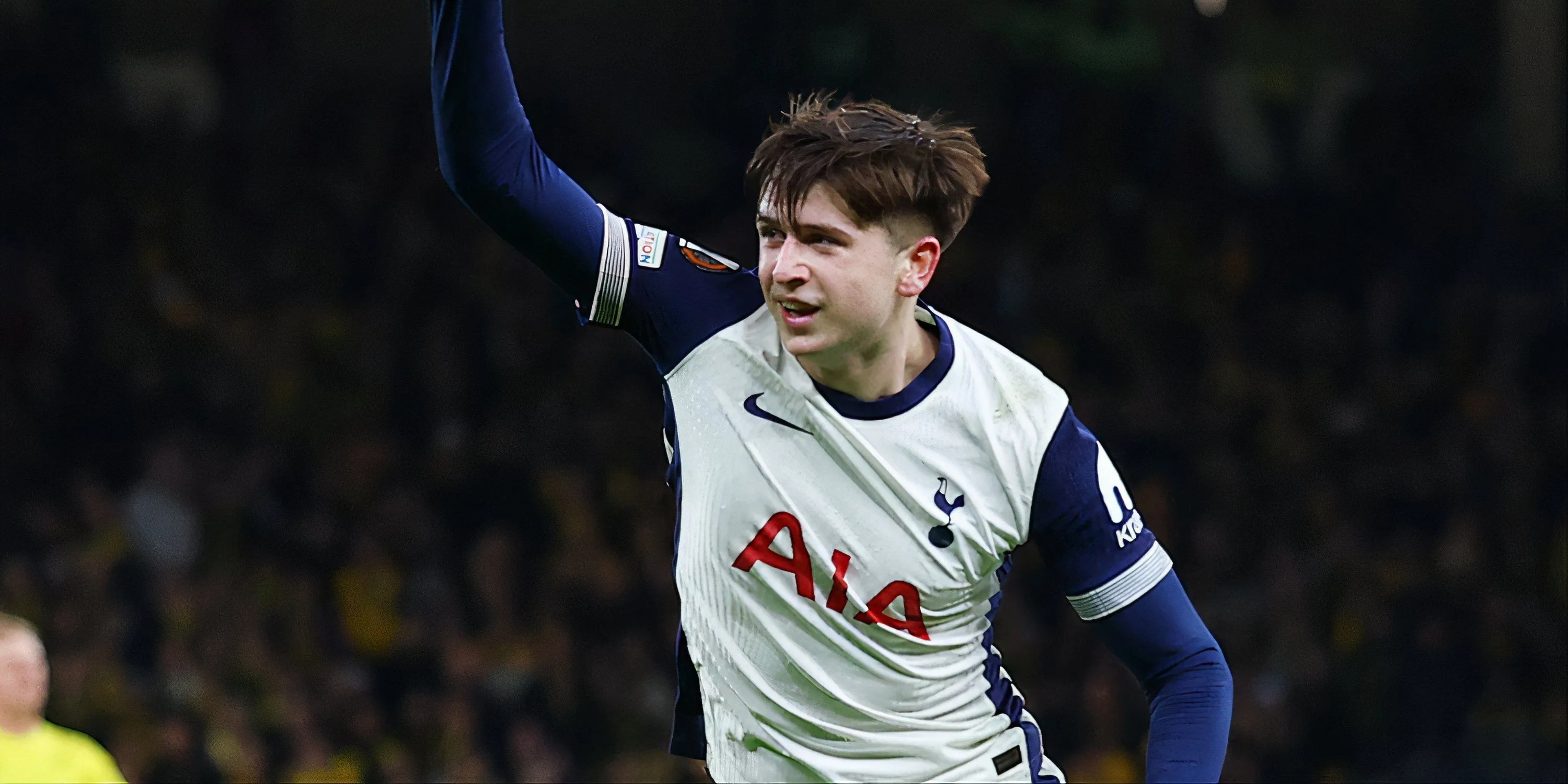 Tiền đạo trẻ Mikey Moore của Tottenham Hotspur trên sân cỏ
