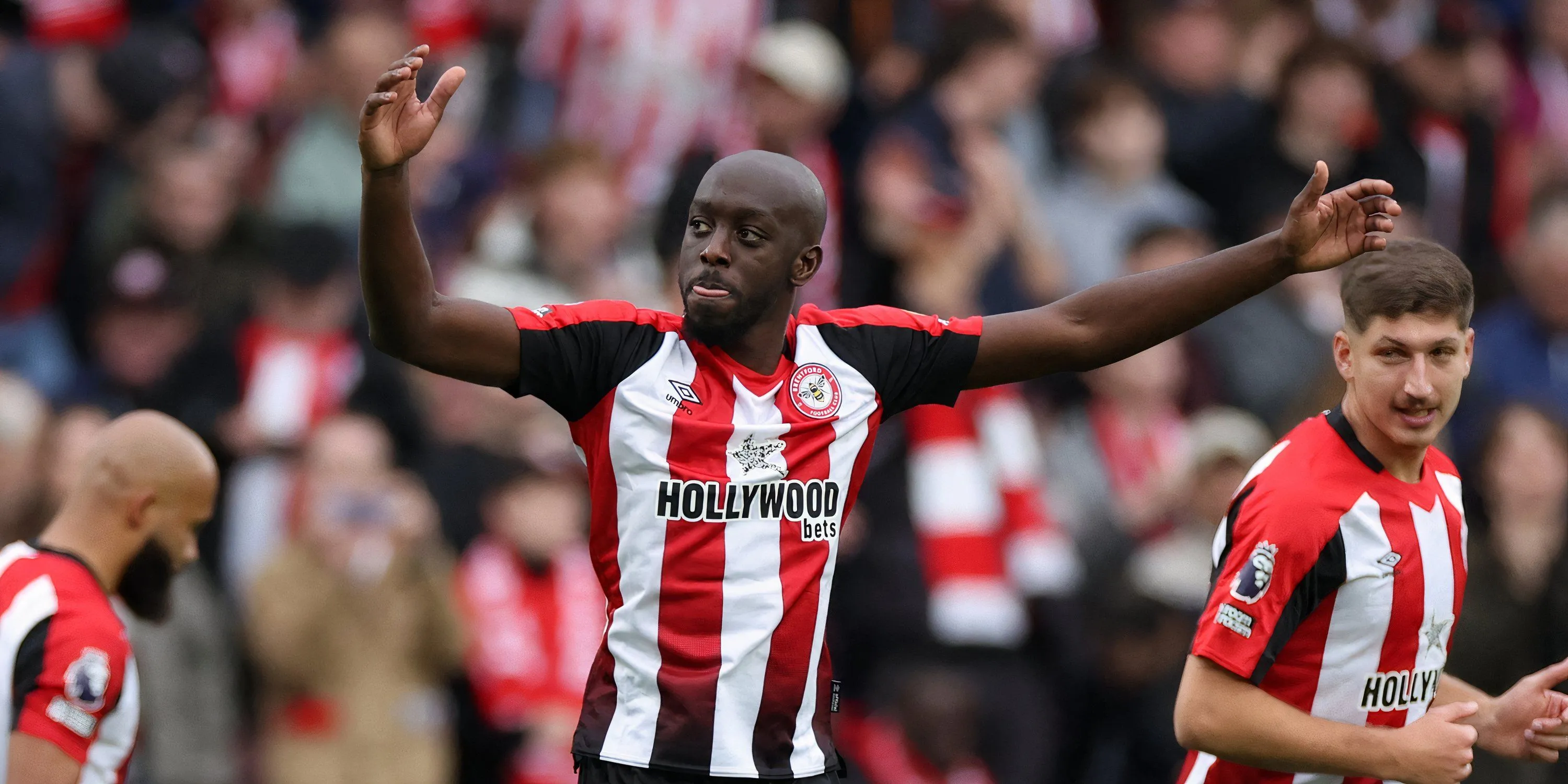 Tiền đạo Yoane Wissa của Brentford thi đấu tại Premier League, một mục tiêu đắt đỏ khiến Newcastle phải cân nhắc.
