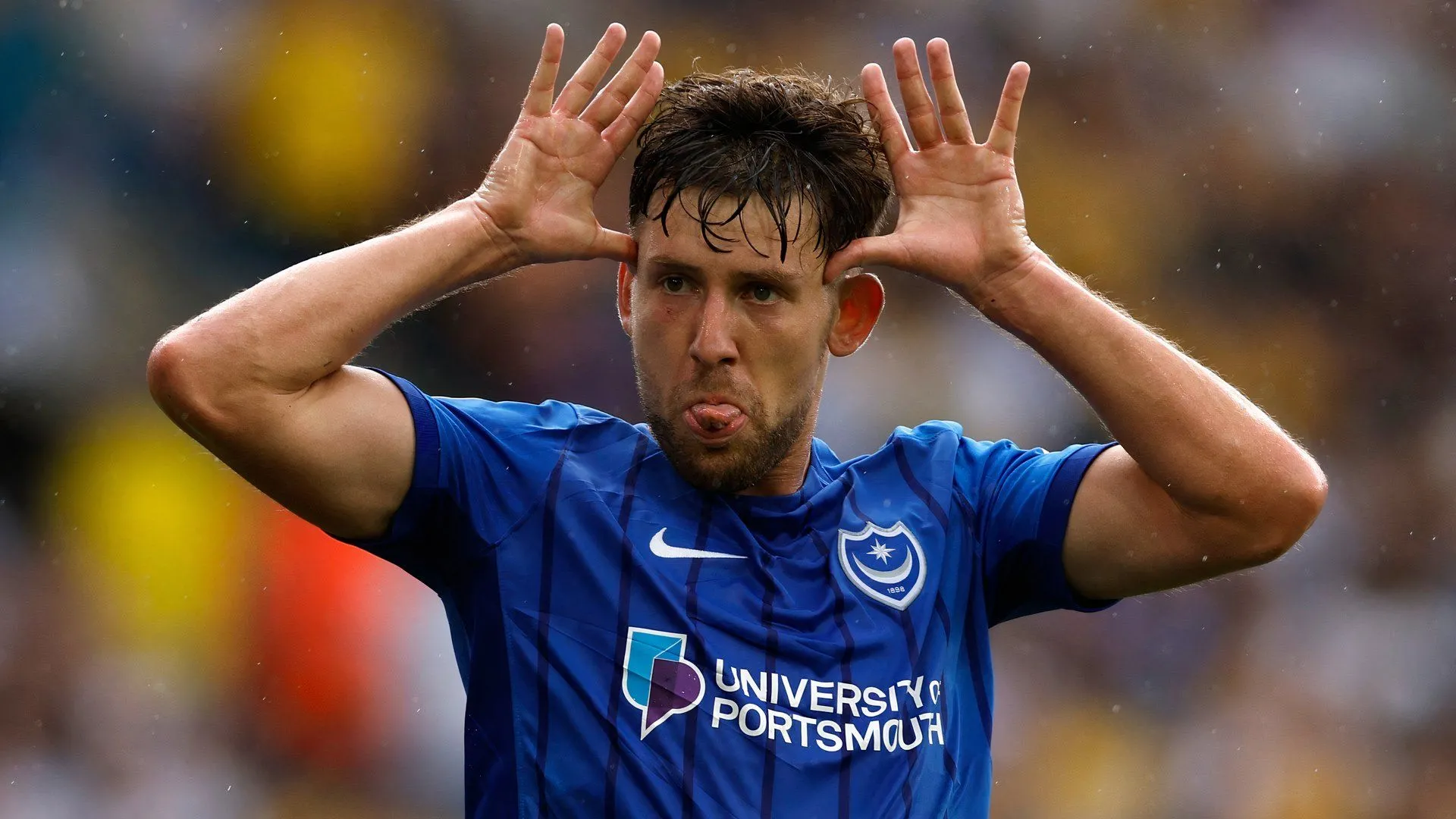 Tiền vệ Callum Lang trong màu áo Portsmouth trên sân Fratton Park