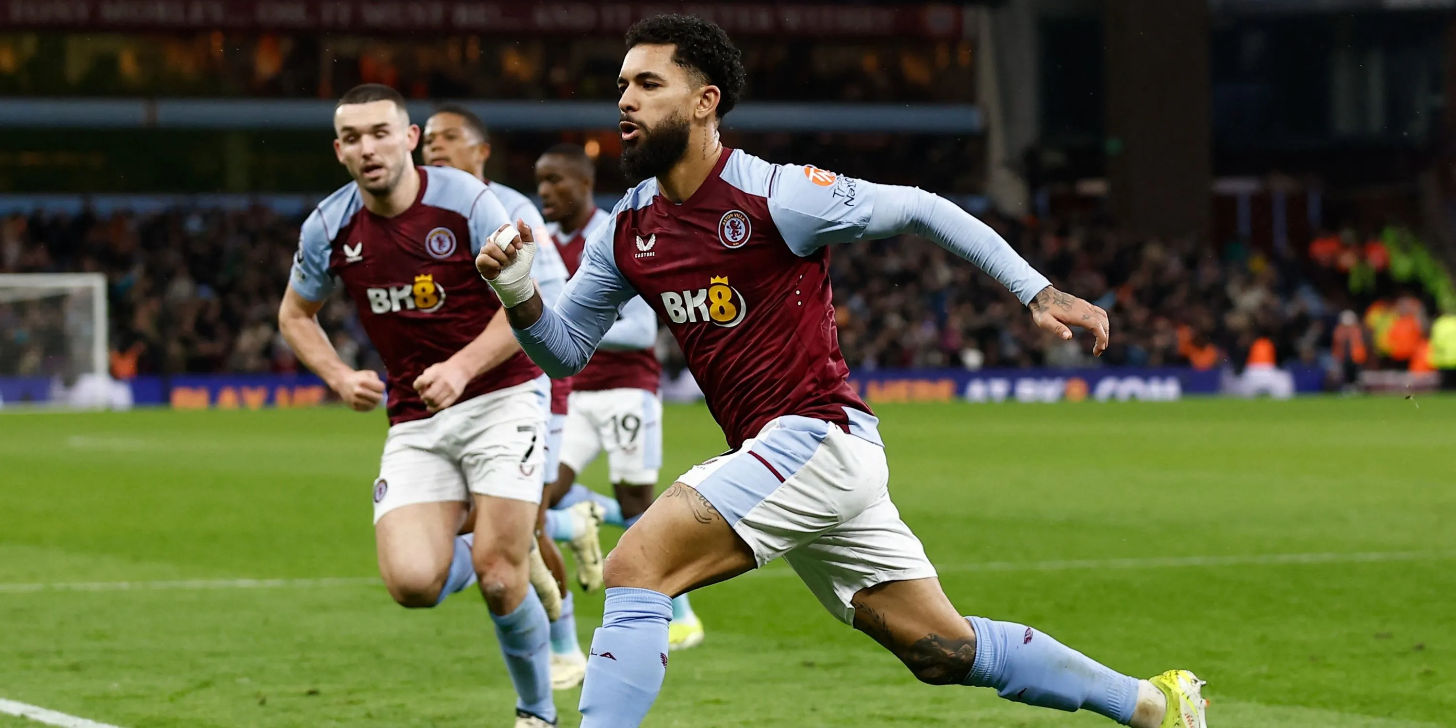 Tiền vệ Douglas Luiz trong trận đấu của Juventus