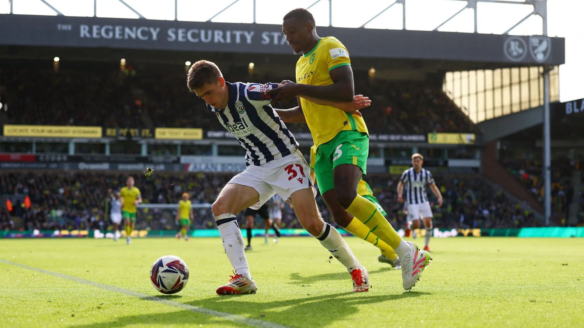 Tiền vệ Tom Fellows tự tin cầm bóng, thể hiện tầm ảnh hưởng trên sân, thu hút ánh nhìn từ Premier League