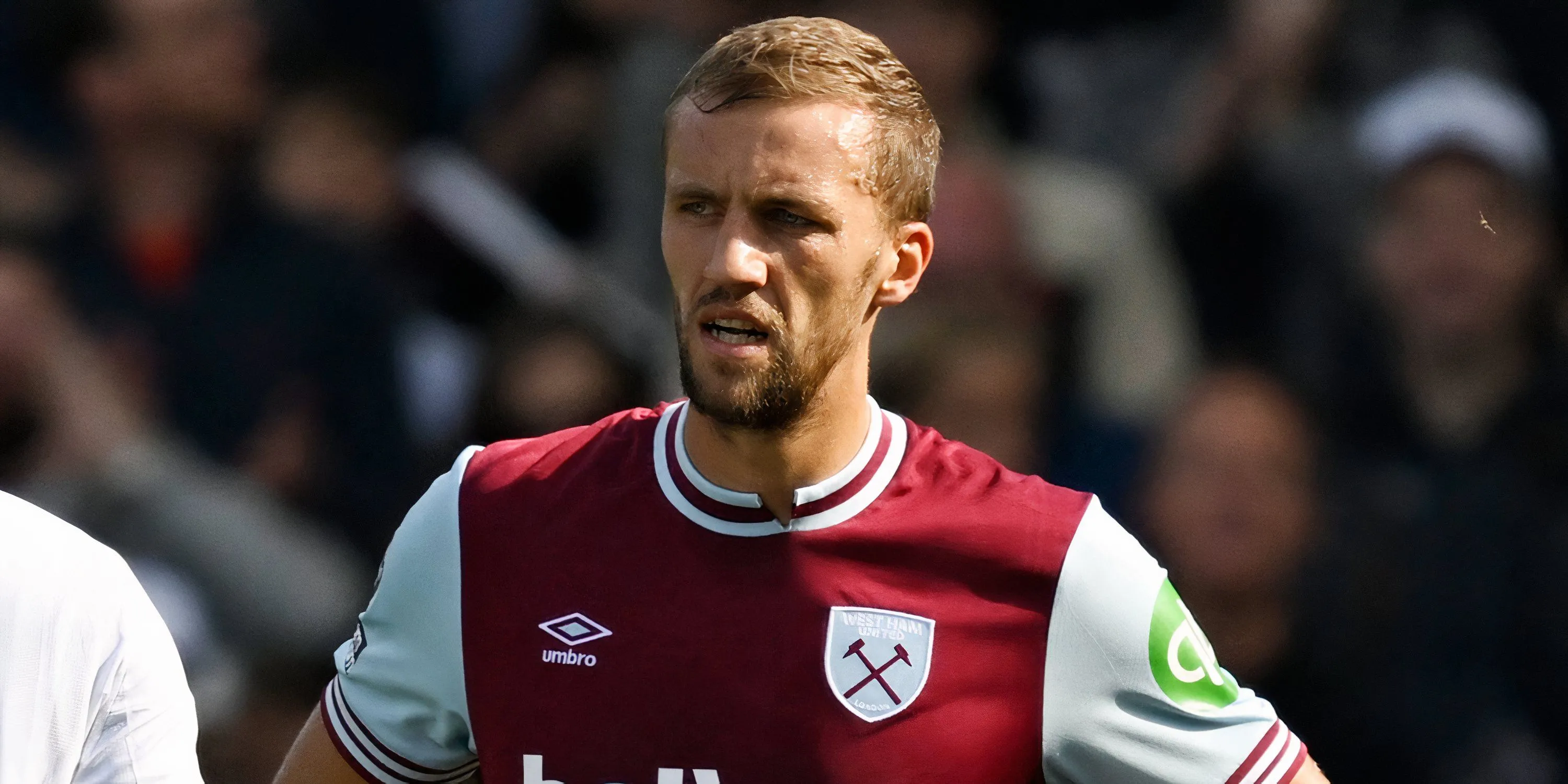 Tiền vệ Tomas Soucek trong màu áo West Ham United tranh bóng trên sân cỏ