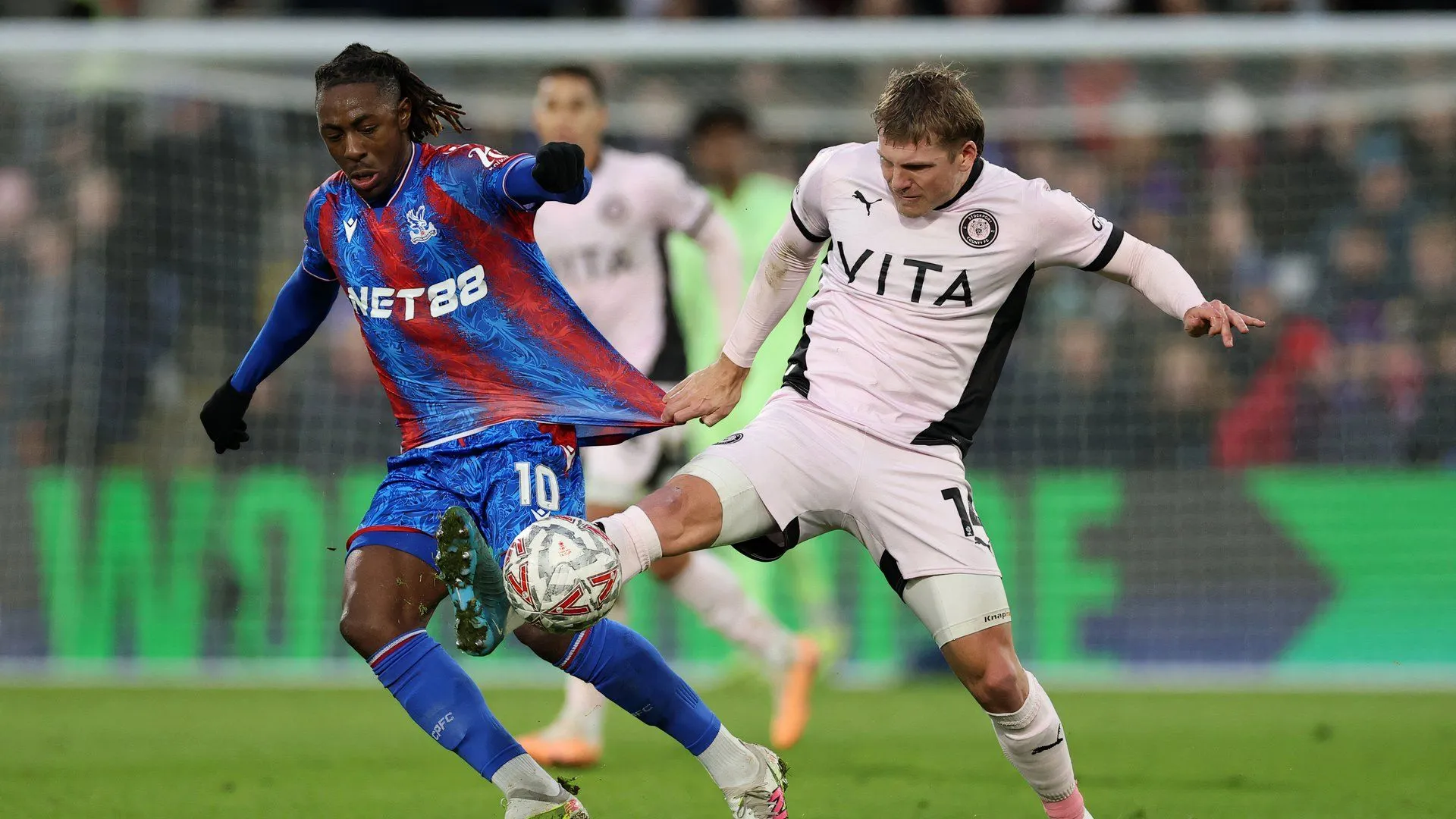 Tiền vệ Will Collar trong màu áo Stockport County, trước khi chuyển đến MK Dons