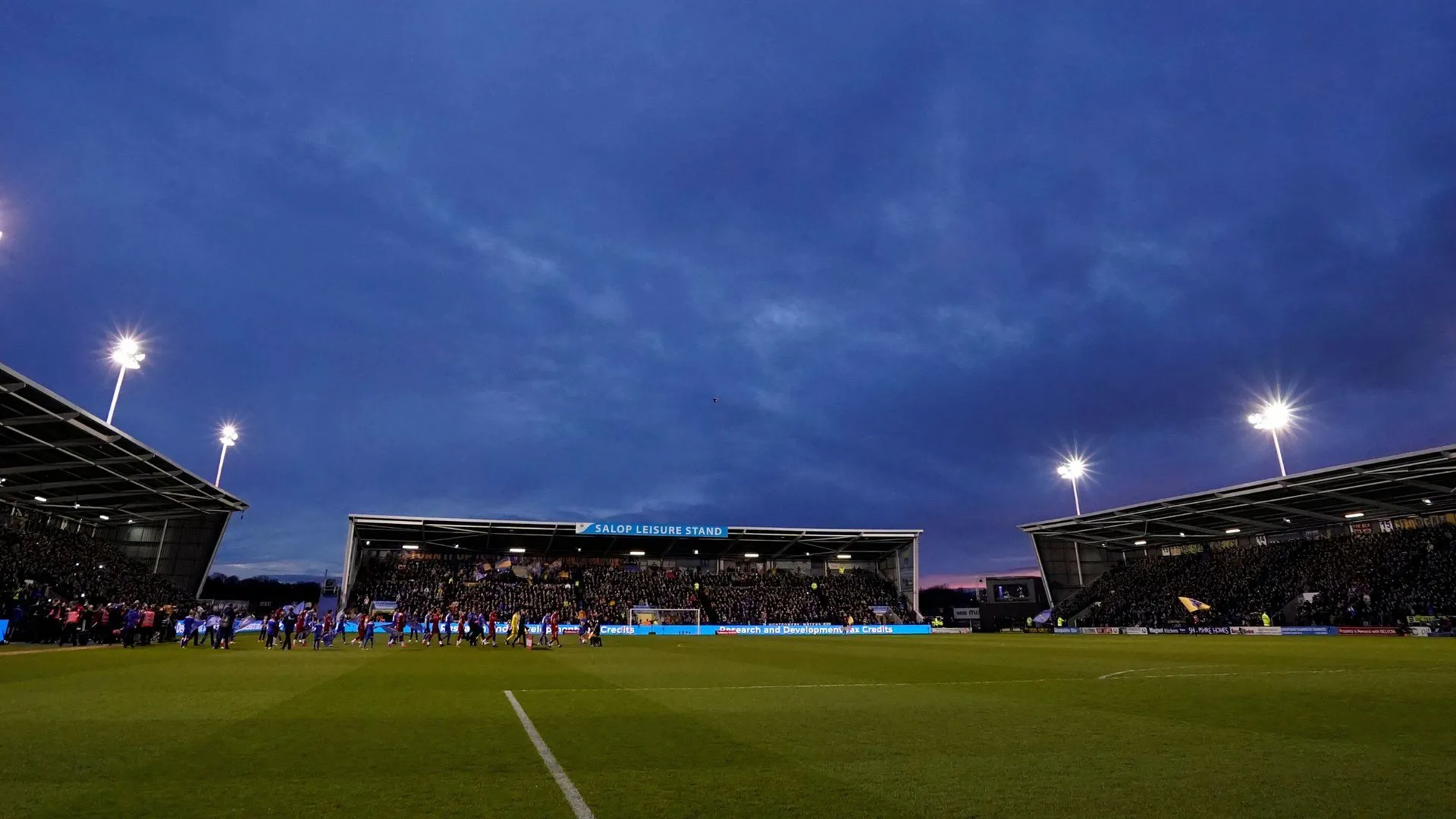 Toàn cảnh sân vận động Croud Meadow, sân nhà của Shrewsbury Town