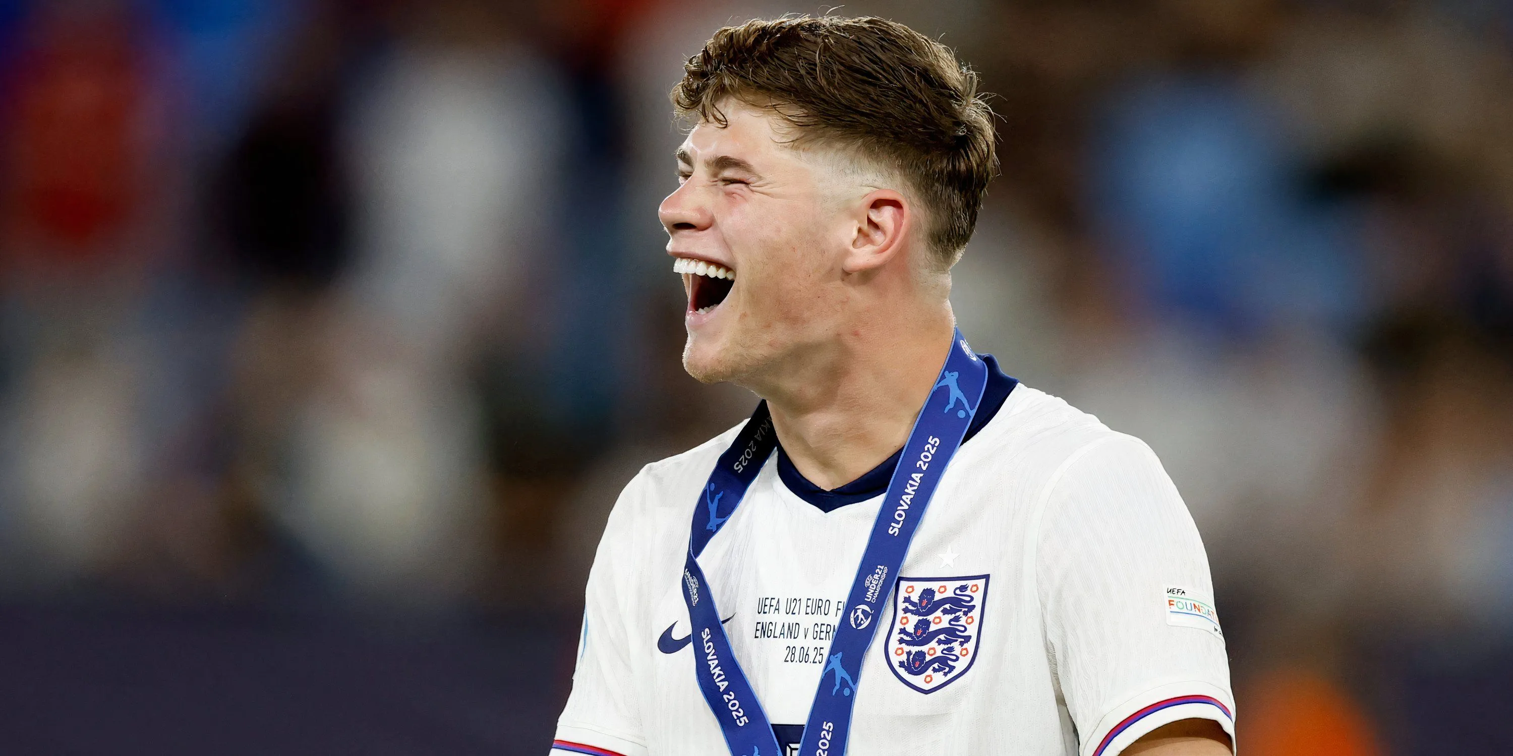 Trung vệ Charlie Cresswell của Toulouse