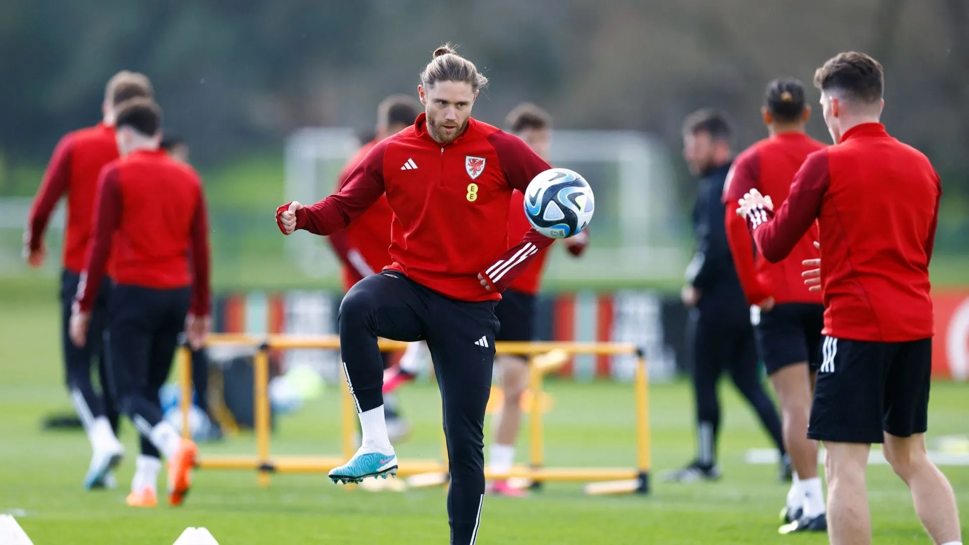 Wes Burns khoác áo đội tuyển xứ Wales trong một buổi tập trước thềm Vòng loại Euro 2024.