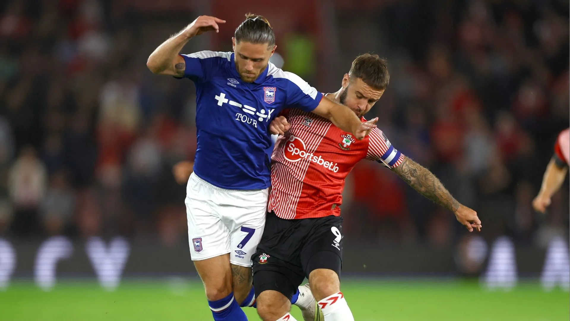 Wes Burns trên sân cỏ, biểu tượng tinh thần chiến đấu của Ipswich Town.