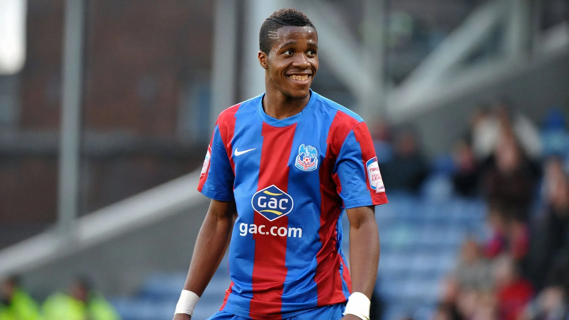 Wilfried Zaha với pha rê dắt lôi cuốn, một trong những cầu thủ &quot;đáng xem&quot; nhất lịch sử Championship.