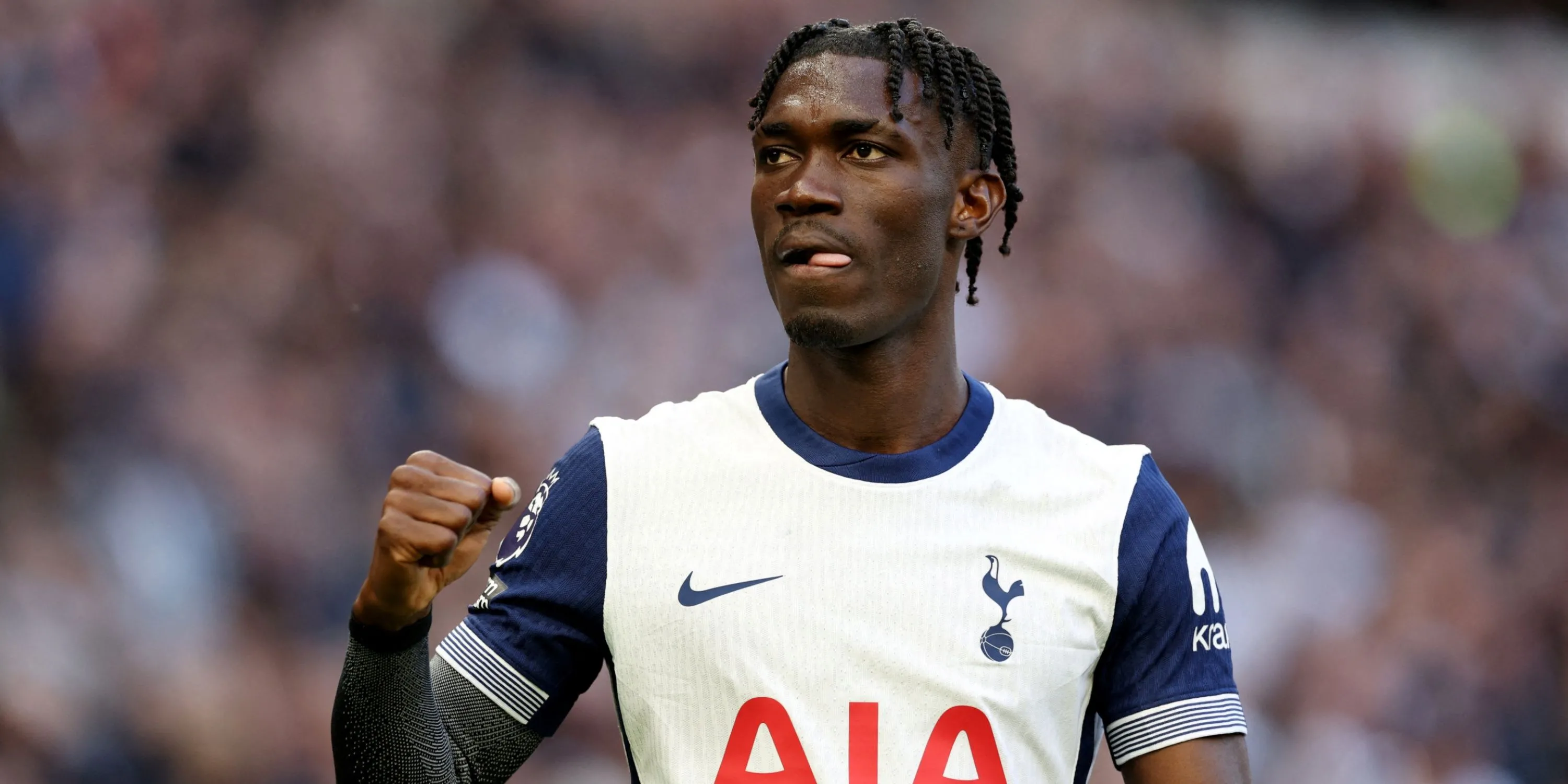 Yves Bissouma trong màu áo Tottenham, vị trí tiền vệ trung tâm đang cạnh tranh quyết liệt