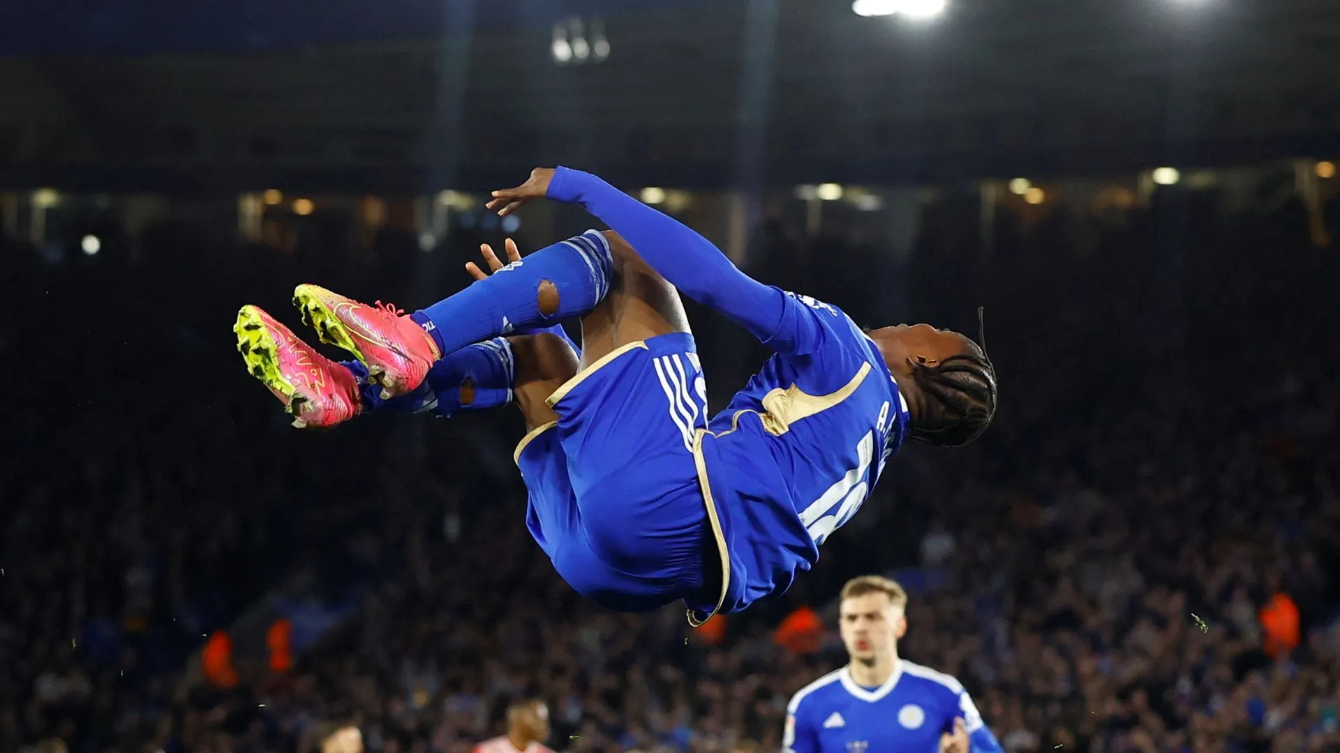 Abdul Fatawu đối mặt với tương lai không chắc chắn tại Leicester City khi Sunderland nỗ lực chiêu mộ.
