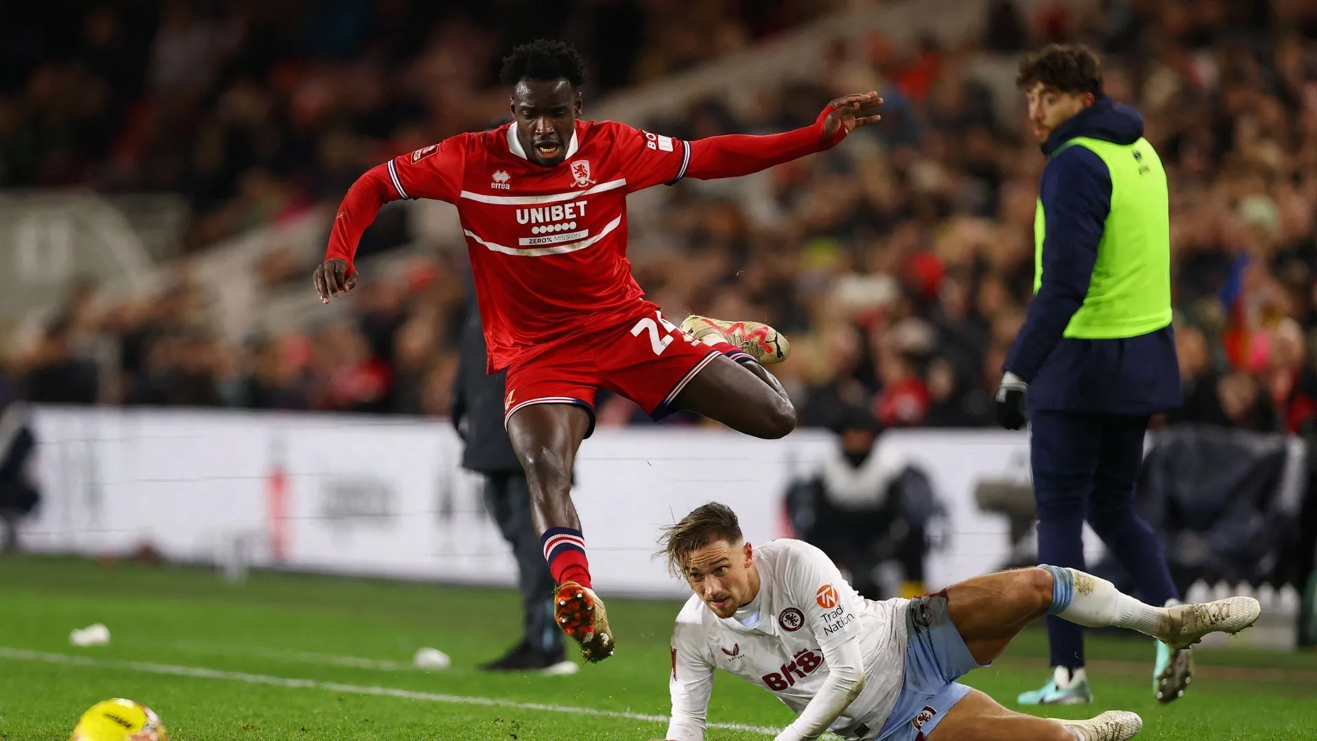 Alex Bangura, hậu vệ trái tài năng của Middlesbrough, đang đối mặt với tương lai mờ mịt vì chấn thương dai dẳng.
