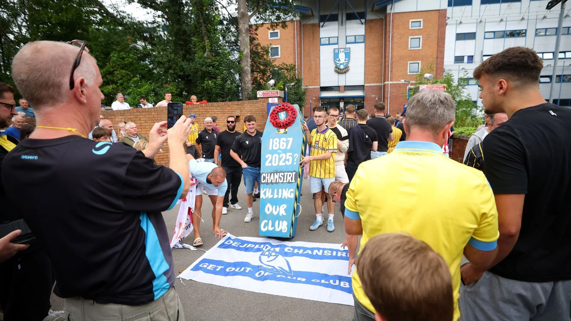 Biểu tình cổ động viên Sheffield Wednesday diễu hành với quan tài tại Hillsborough Park phản đối chủ tịch Dejphon Chansiri