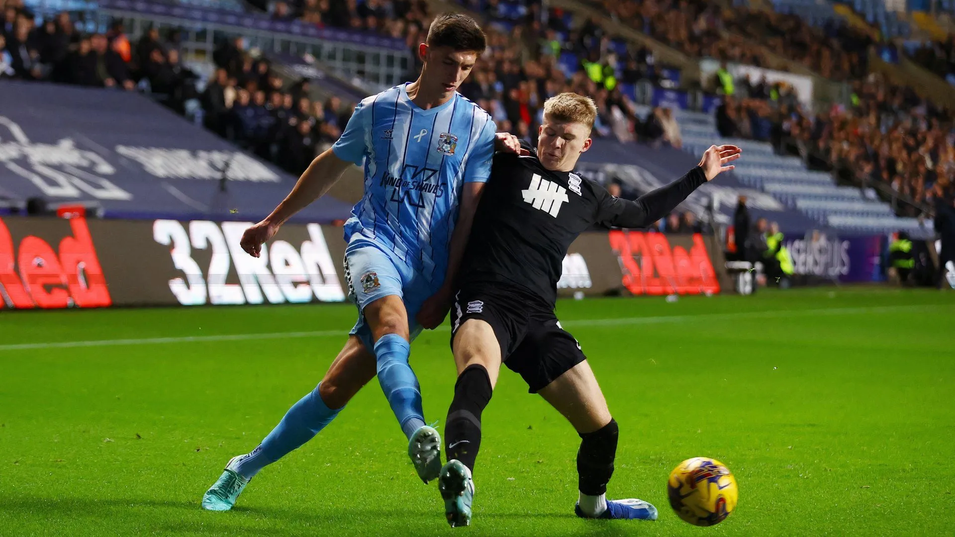 Bobby Thomas nỗ lực cản phá trong trận đấu của Coventry City