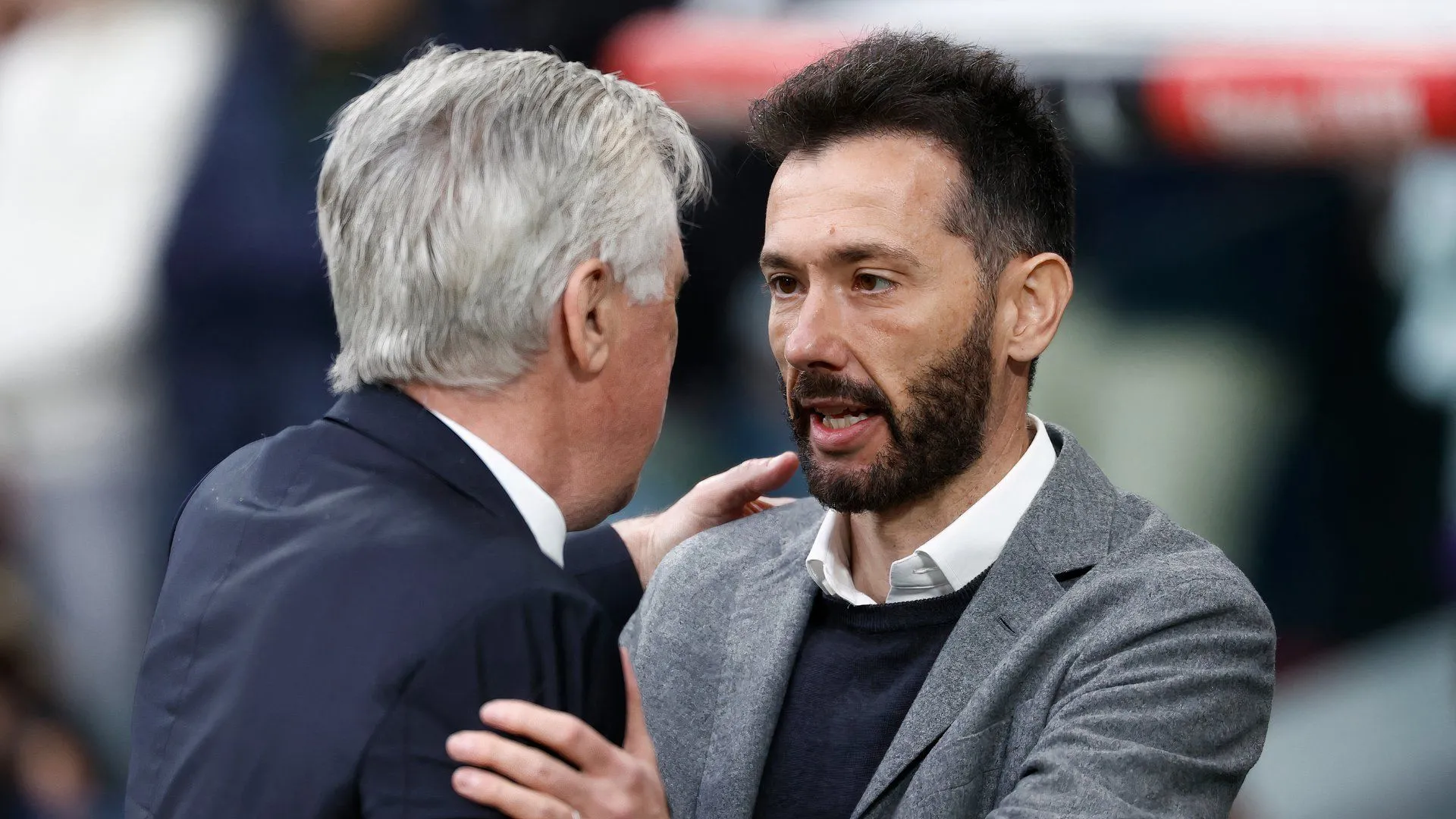 Carlos Corberan và Carlo Ancelotti trong trận đối đầu kịch tính giữa Valencia và Real Madrid, thể hiện đẳng cấp huấn luyện