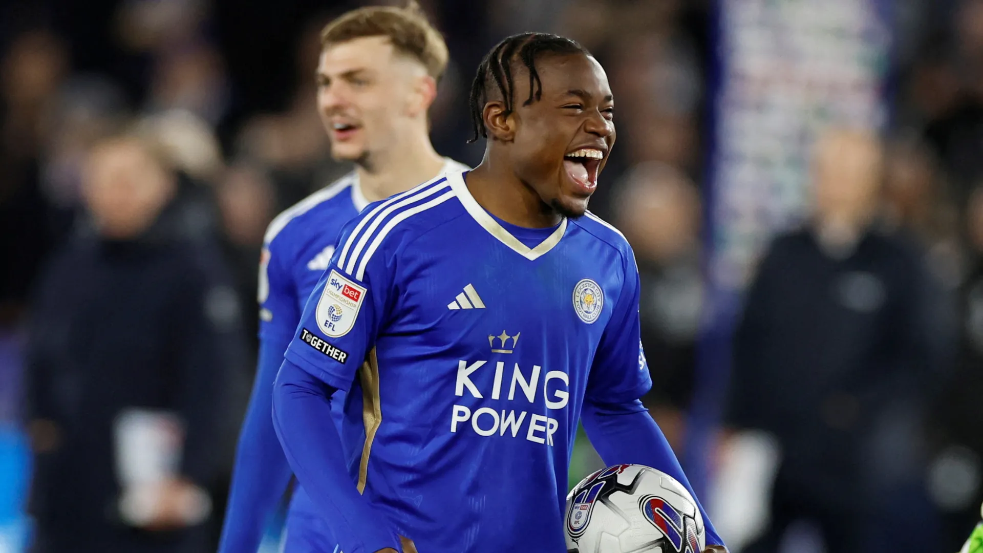 Cầu thủ chạy cánh Abdul Fatawu của Leicester City trong một trận đấu, mục tiêu chuyển nhượng của Sunderland.