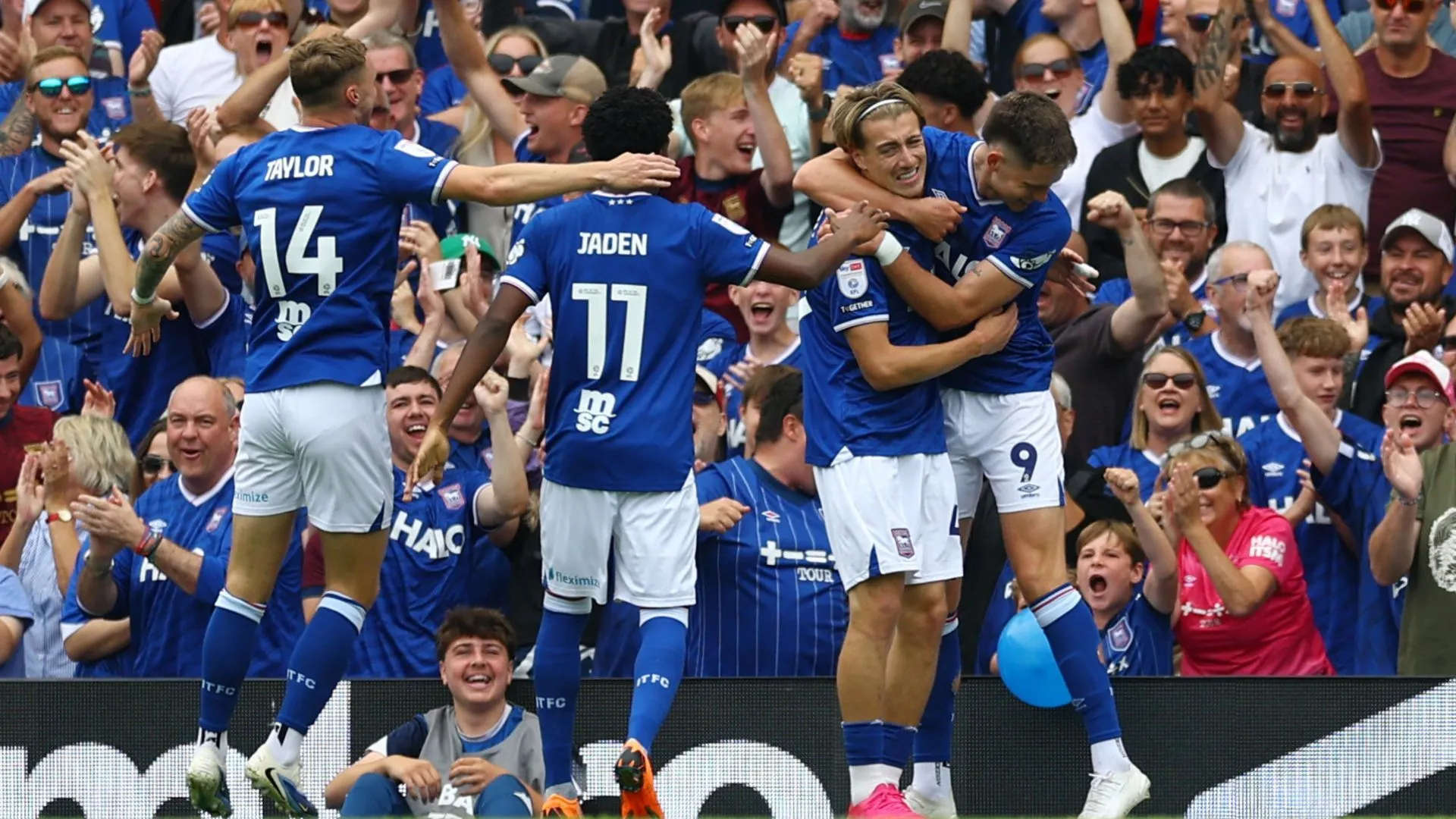 Cầu thủ Jack Clarke (số 21) cùng đồng đội Ipswich Town nỗ lực thi đấu tại Championship.