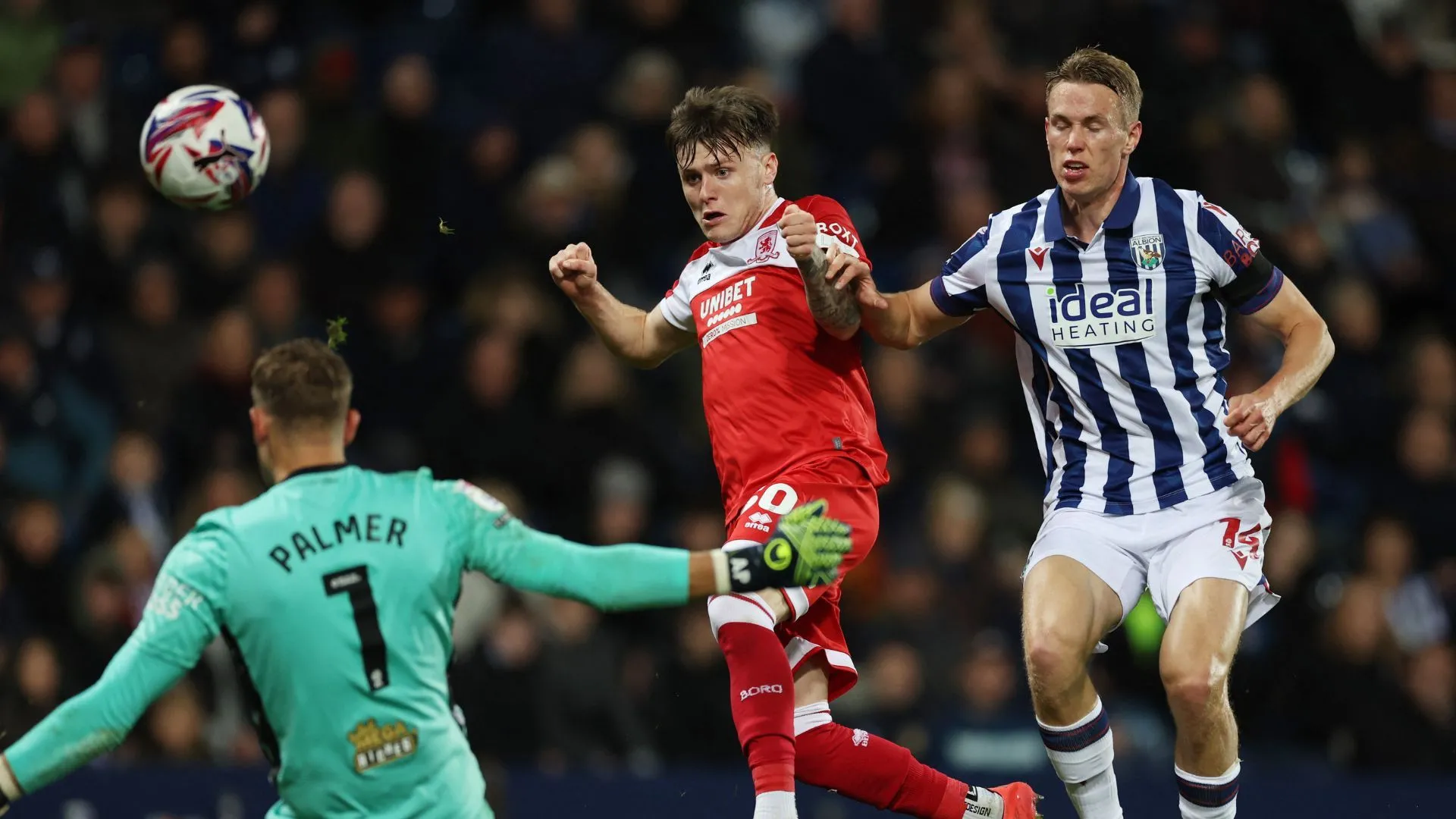 Cầu thủ West Brom trong một trận đấu kịch tính tại giải Hạng Nhất Anh.