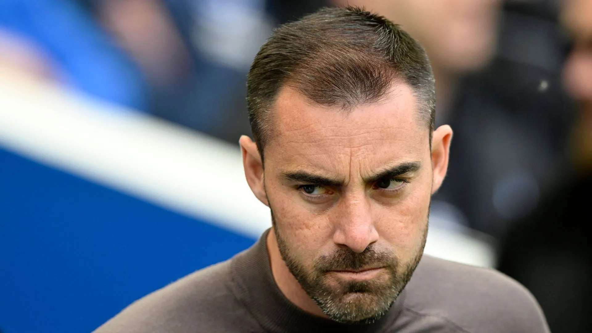 Chân dung HLV Ruben Selles với ánh mắt quyết tâm, người đang gánh vác sứ mệnh dẫn dắt Sheffield United trở lại Premier League.