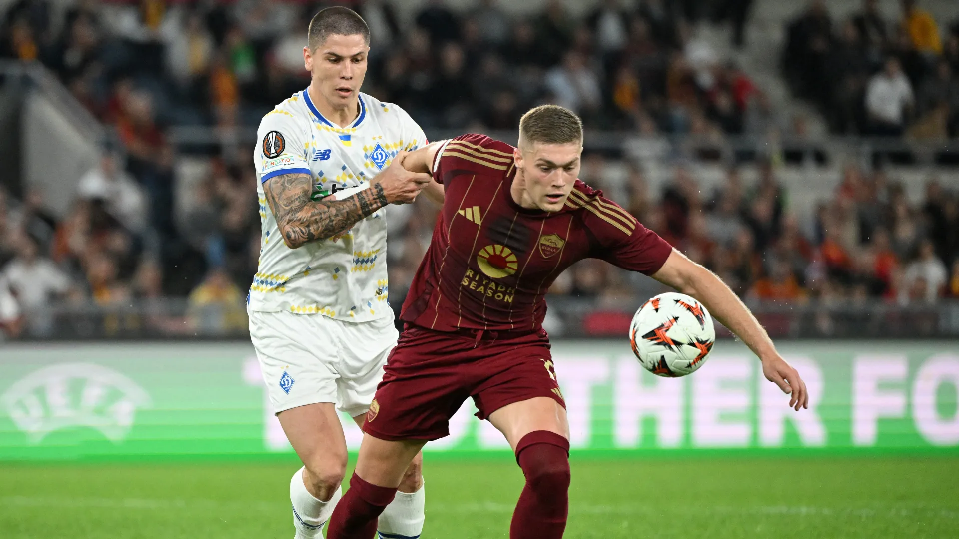Denys Popov thi đấu cho Dynamo Kyiv tại cúp châu Âu, kinh nghiệm quý giá cho Watford
