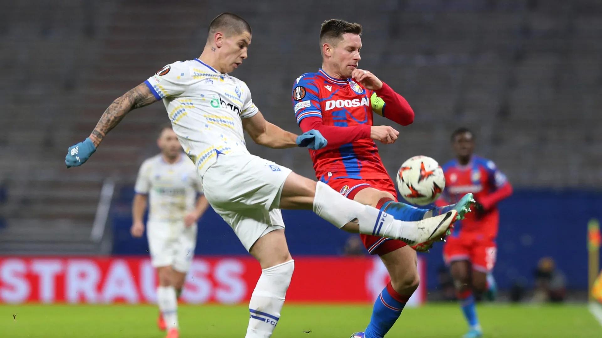 Denys Popov trong màu áo Dynamo Kyiv, mục tiêu chuyển nhượng của Watford