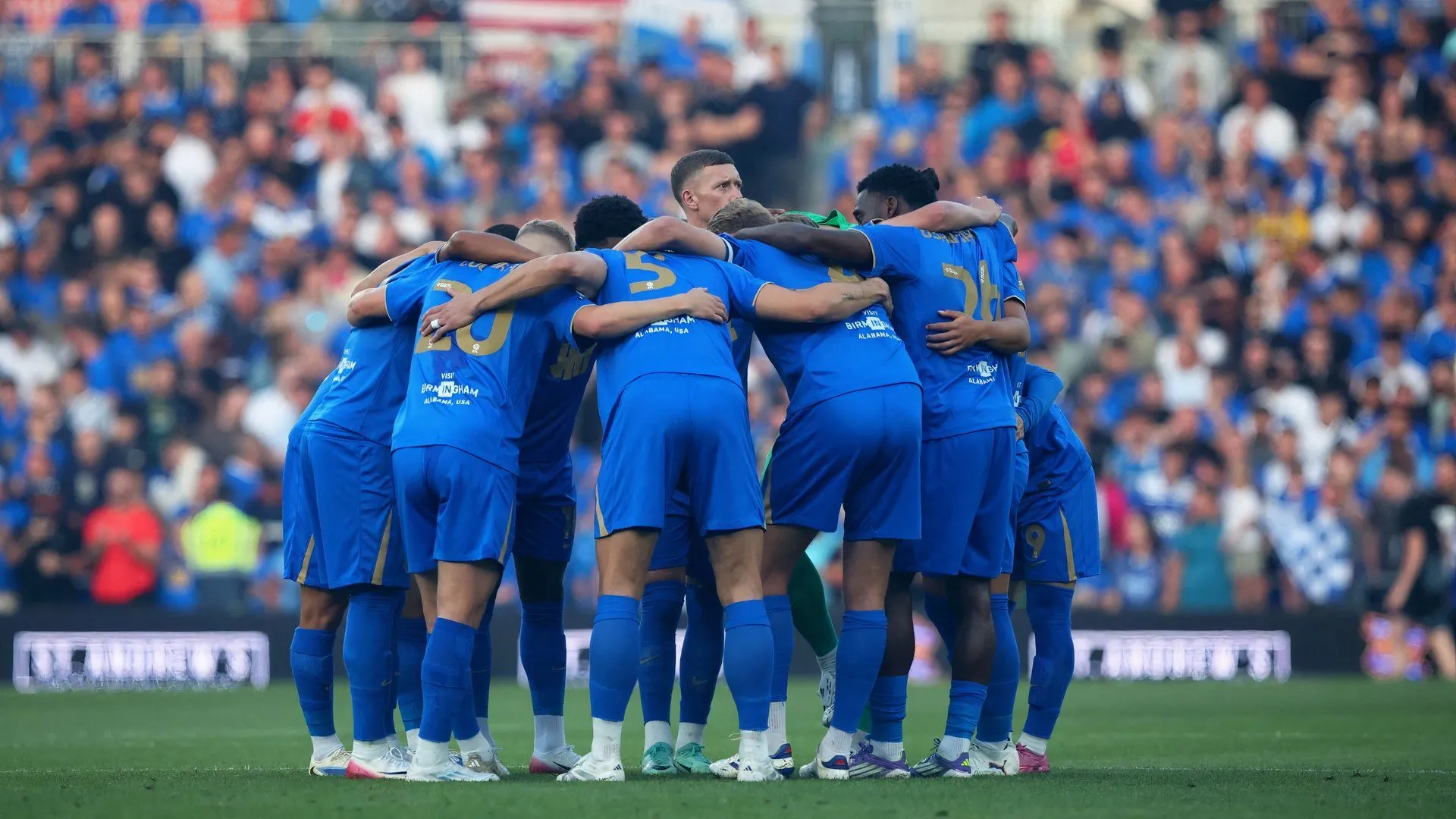 Đội hình Birmingham City thi đấu đầy quyết tâm trong trận đấu ở Championship