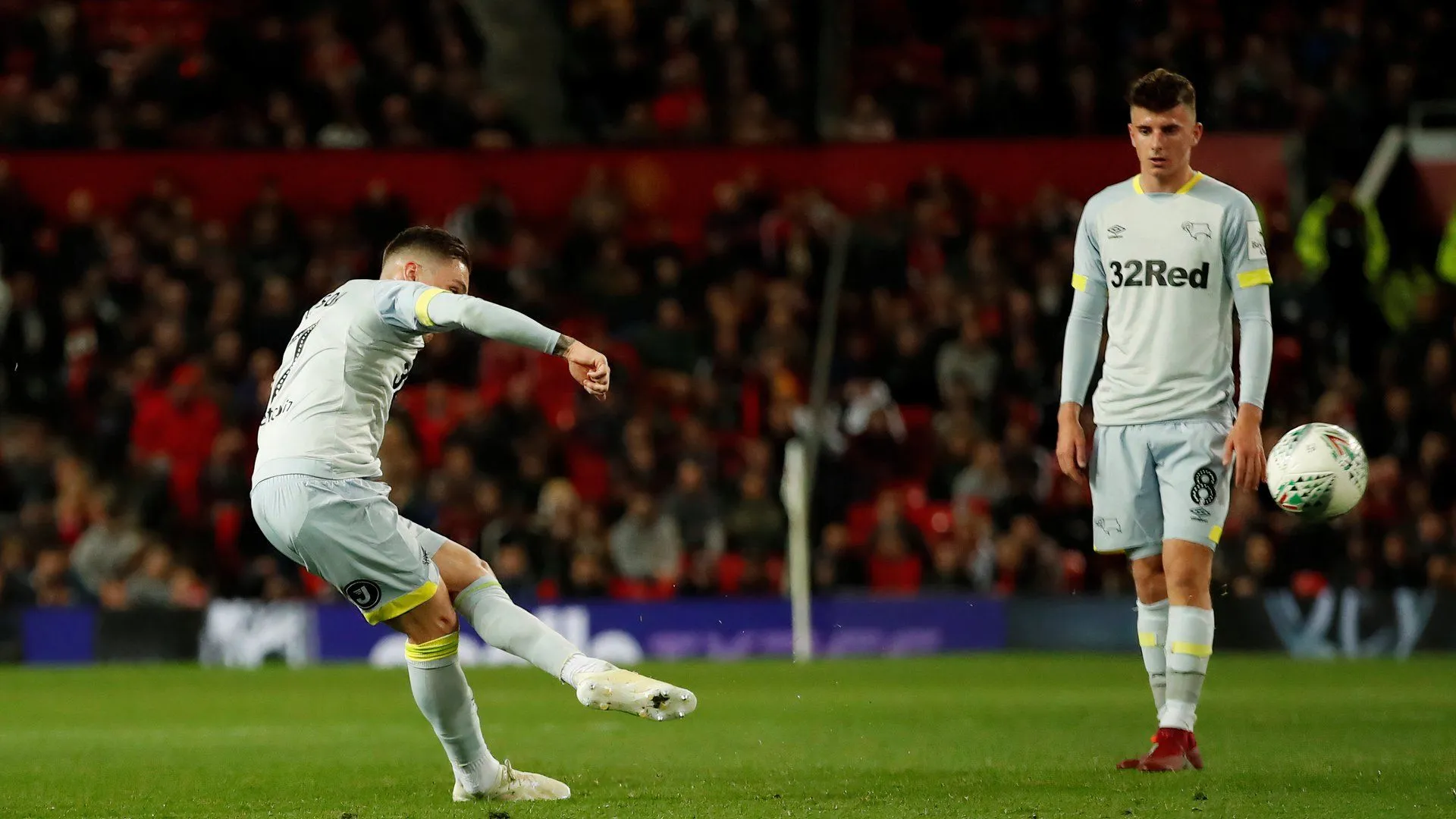 Harry Wilson và Mason Mount trong trận đấu Manchester United vs Derby County