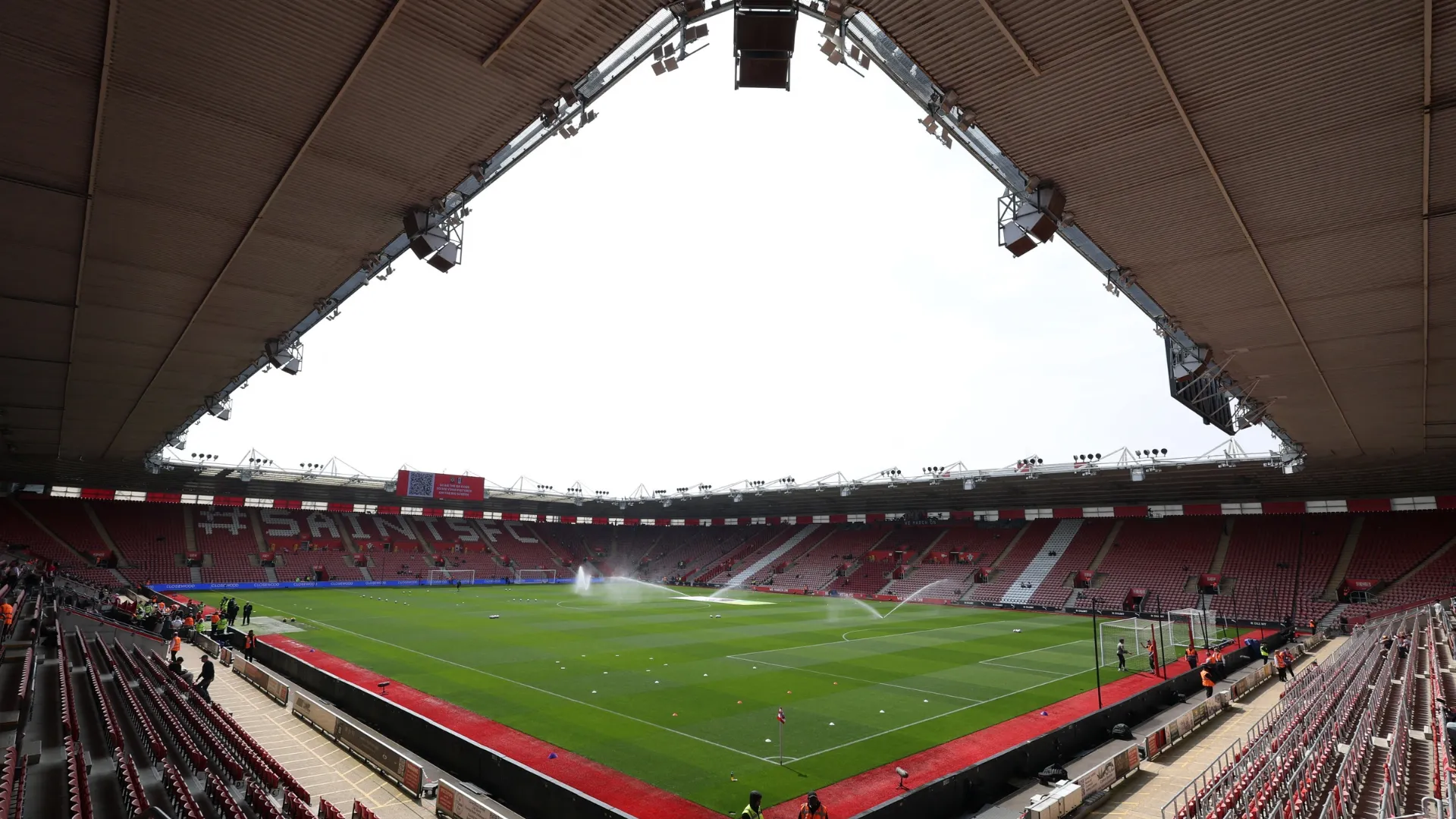 Hình ảnh một cầu thủ Southampton chia sẻ niềm vui chiến thắng, tượng trưng cho khả năng phục hồi và giá trị thị trường của đội bóng giữa những thăng trầm.