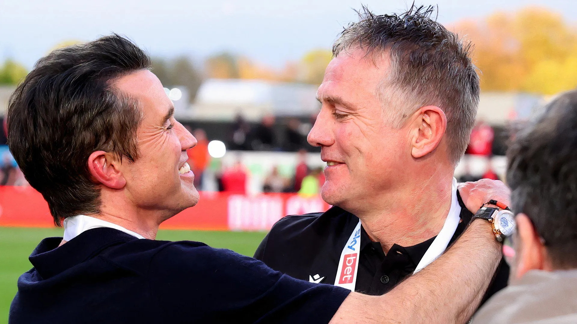 HLV Phil Parkinson rạng rỡ ăn mừng Wrexham thăng hạng Championship đầy ấn tượng