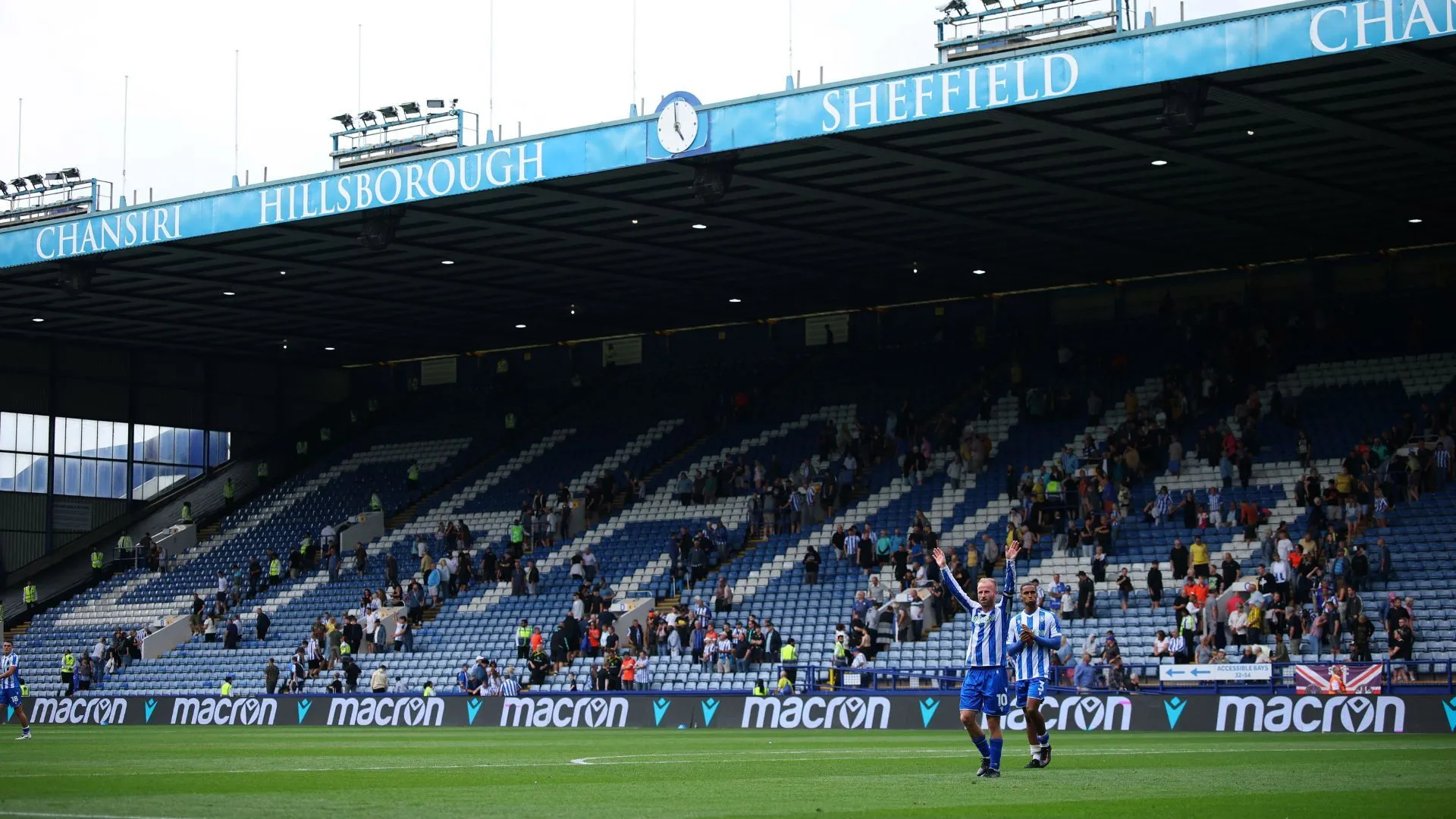 Khán đài North Stand sân Hillsborough trong trận đấu của Sheffield Wednesday, biểu tượng cho sự vắng vẻ và lo lắng của người hâm mộ.