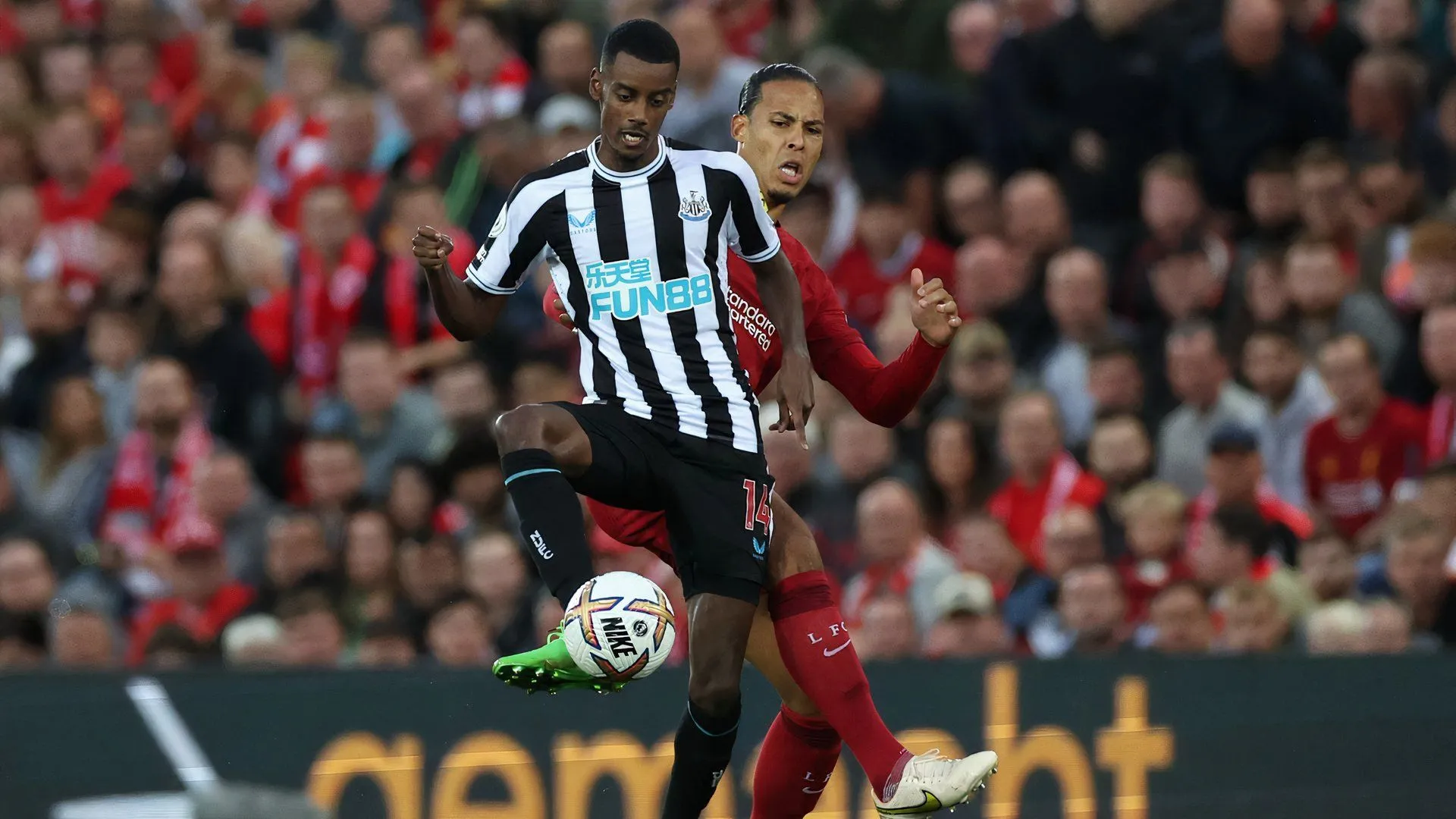 Khoảnh khắc đối đầu giữa Alexander Isak, mục tiêu chuyển nhượng của Liverpool, và đội trưởng Virgil Van Dijk trong trận đấu Premier League.