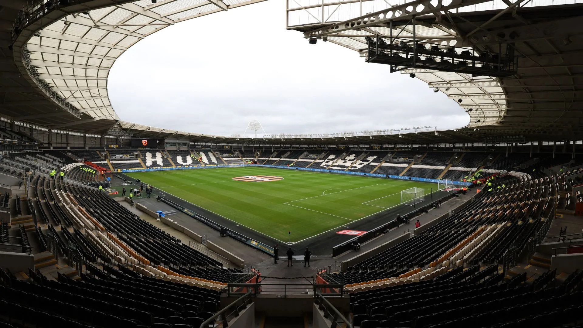 Khung cảnh sân vận động MKM của Hull City rộn ràng trước giờ bóng lăn