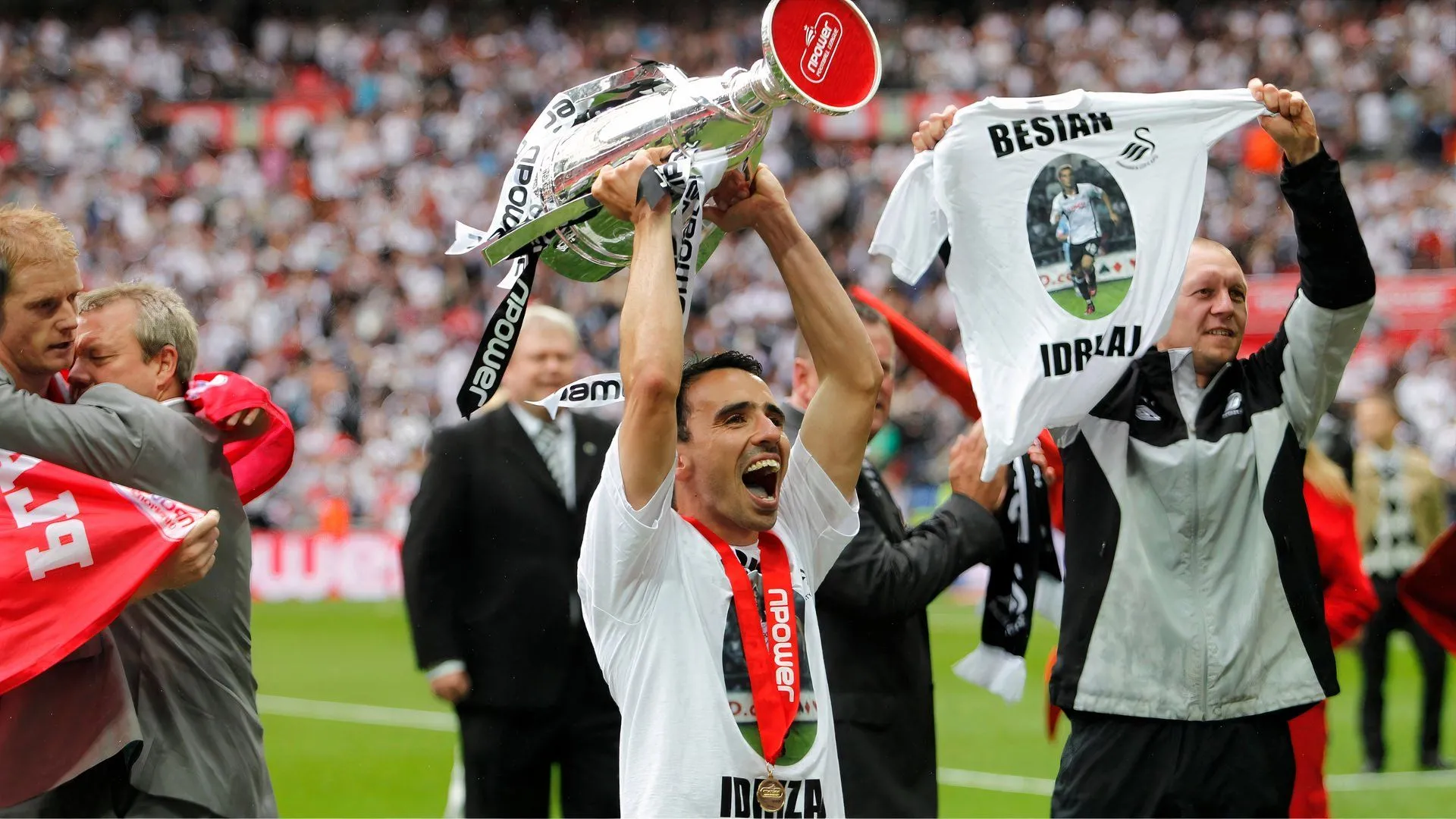Leon Britton ăn mừng cùng đồng đội Swansea City sau trận chung kết play-off thăng hạng Premier League năm 2011, khoảnh khắc lịch sử của Thiên Nga